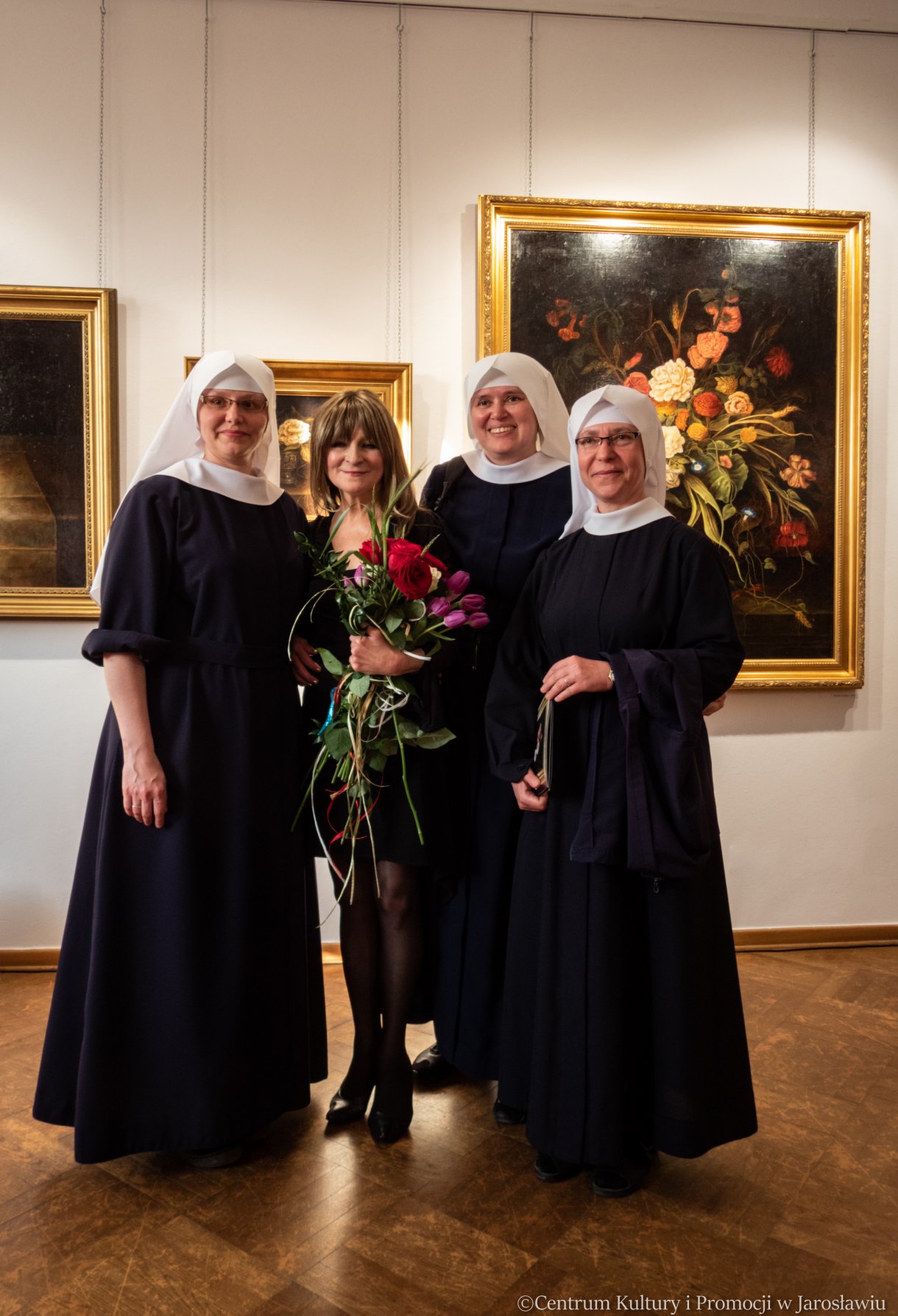 uczestnicy wernisażu, zwiedzający wystawę