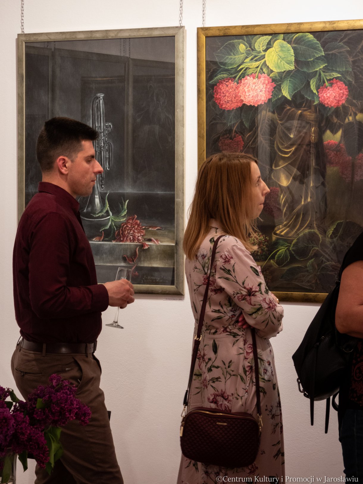 uczestnicy wernisażu, zwiedzający wystawę