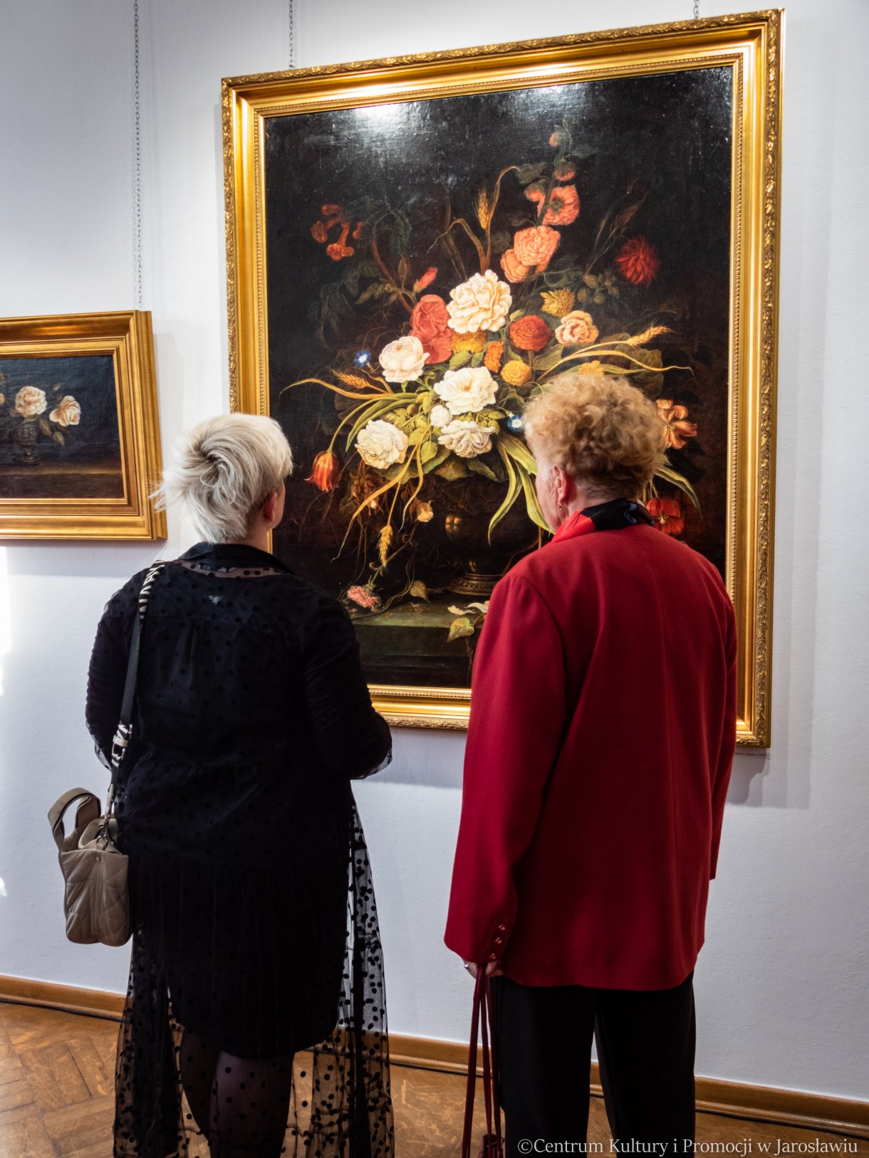 uczestnicy wernisażu, zwiedzający wystawę