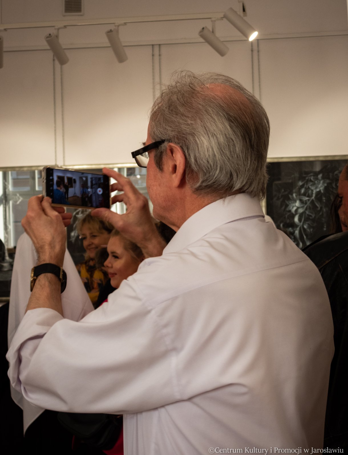 uczestnicy wernisażu, zwiedzający wystawę