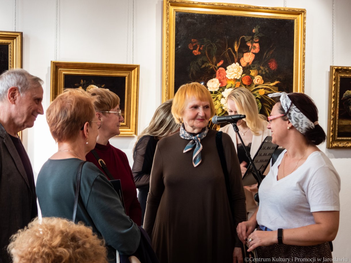 uczestnicy wernisażu, zwiedzający wystawę