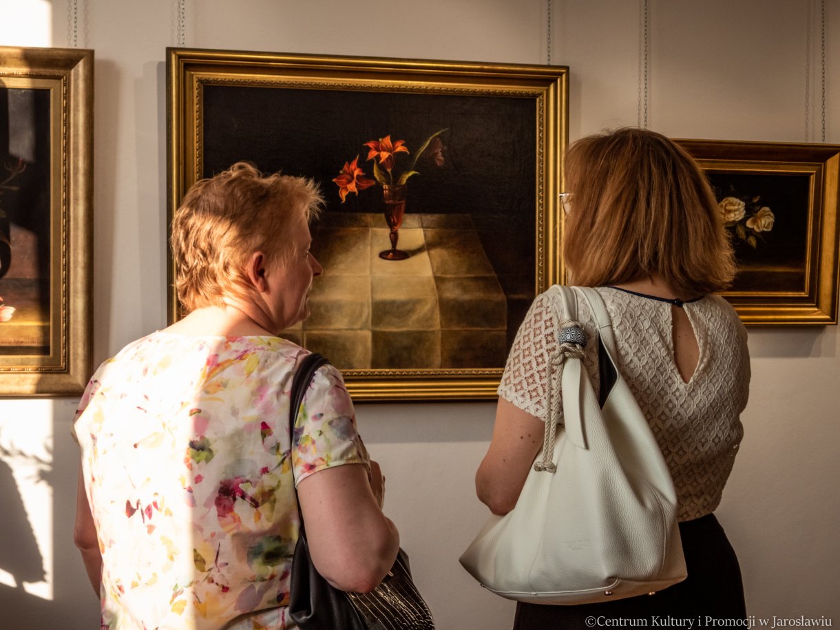 uczestnicy wernisażu, zwiedzający wystawę