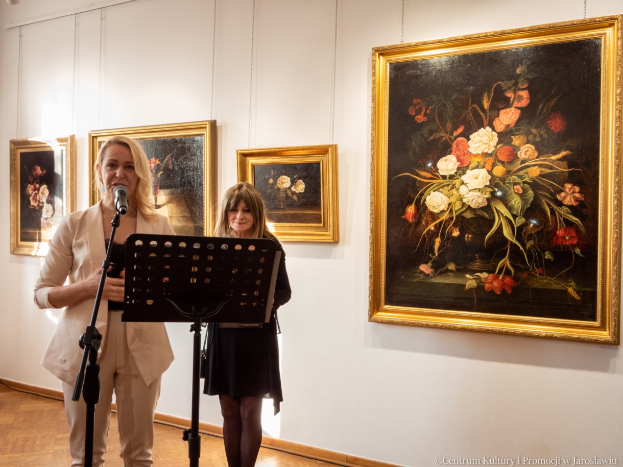 kurator wystawy, obok artystka Agata Woźniak-Niemkiewicz