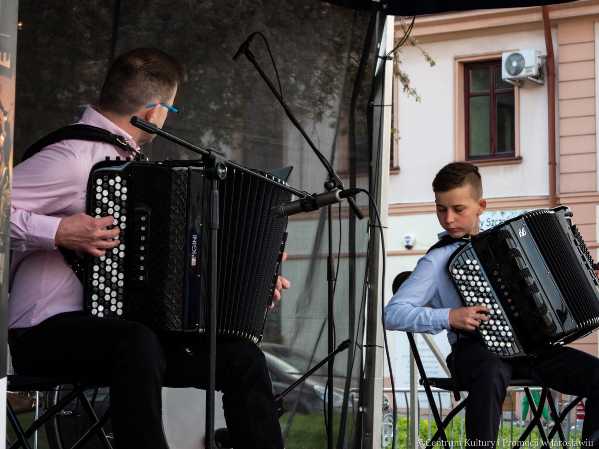 dwie osoby grające na akordeonach