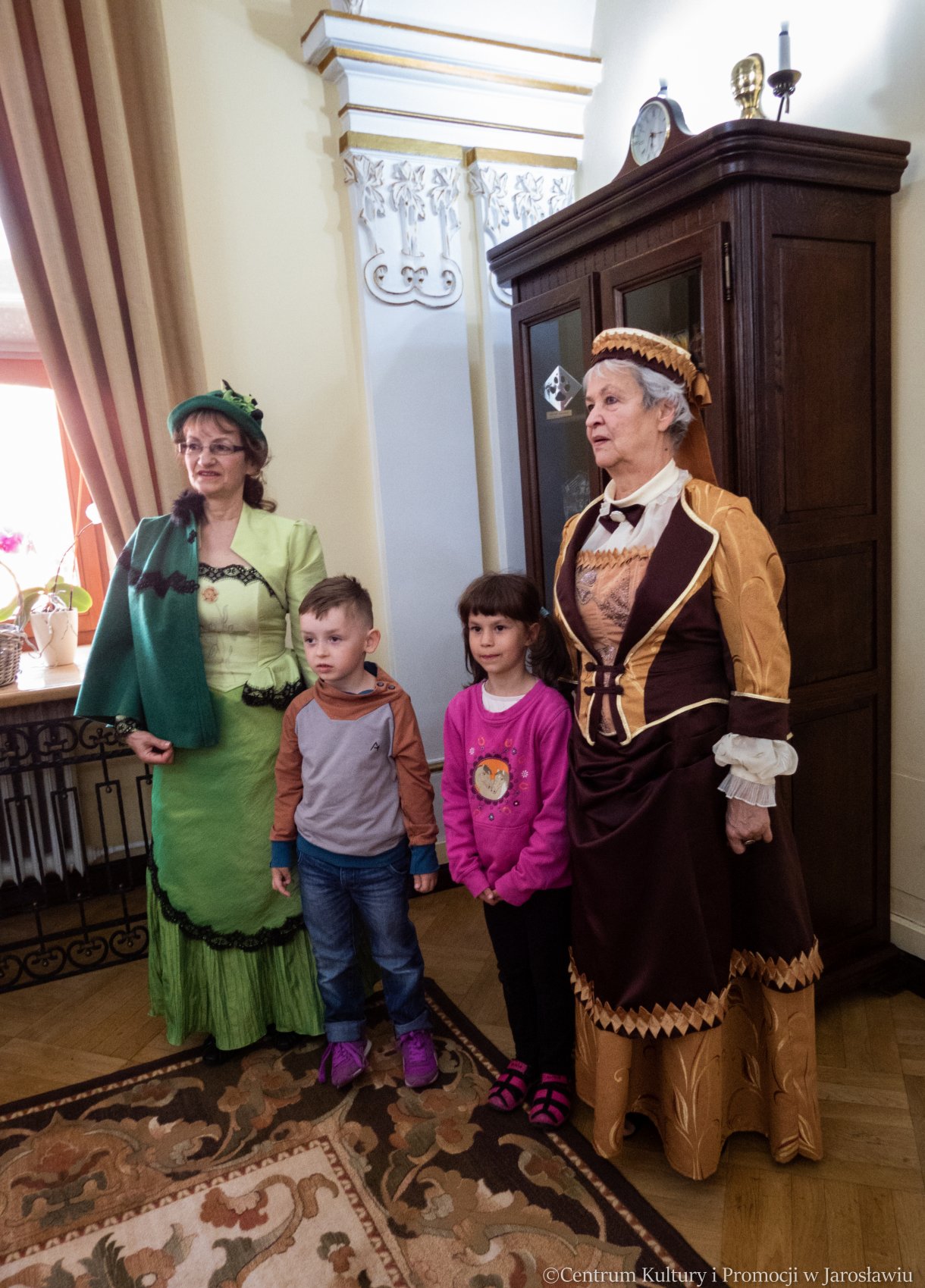 pamiątkowe zdjęcie dzieci z dawnymi mieszczankami