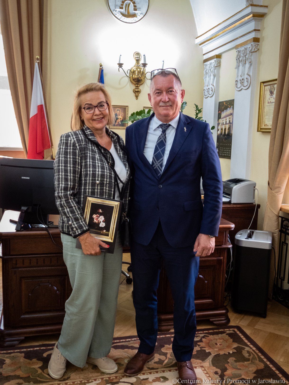 uczestniczka Nocy Zwiedzania Rynku z zastępcą burmistrza Miasta