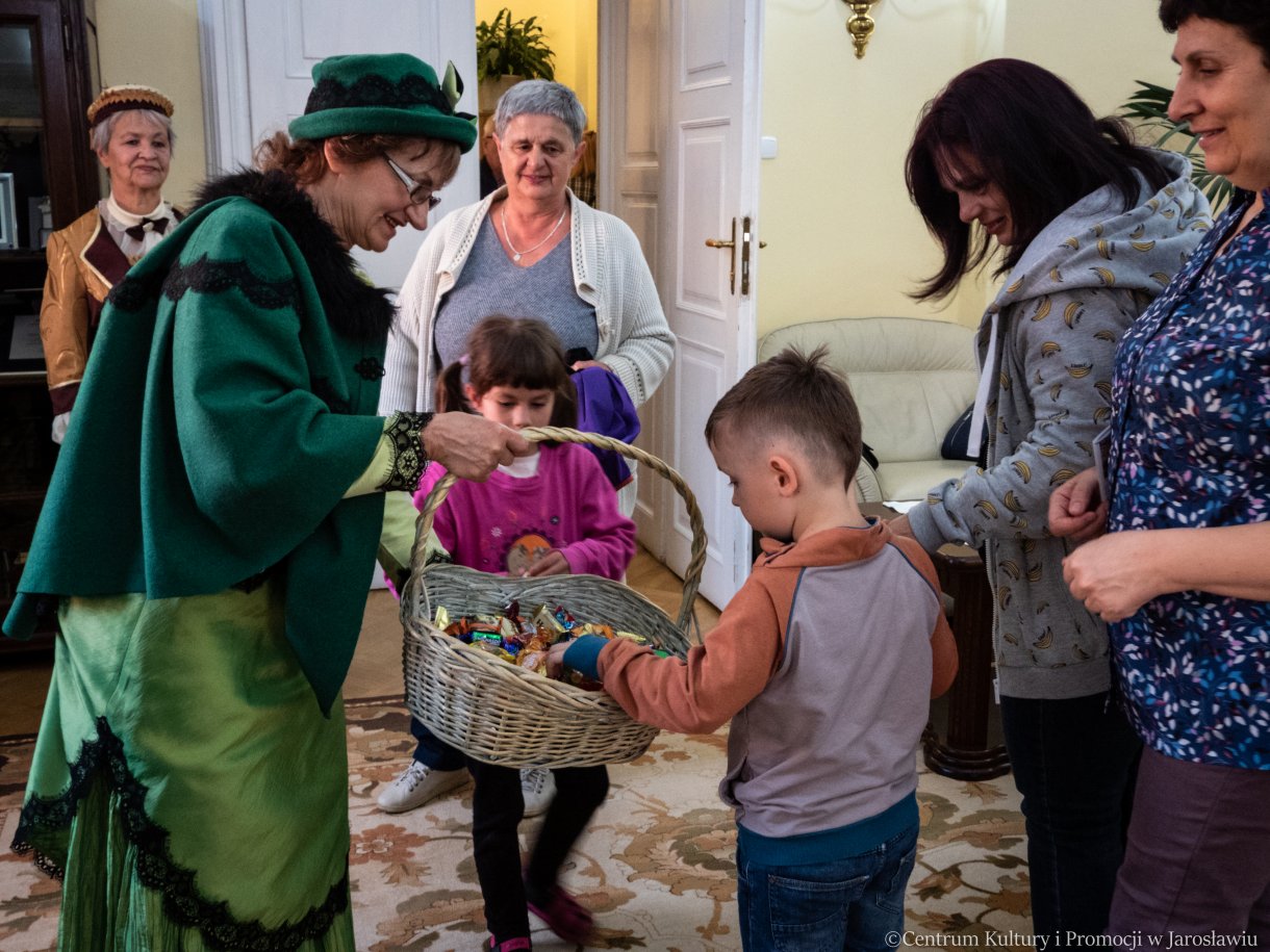 mieszczanki rozdają cukierki