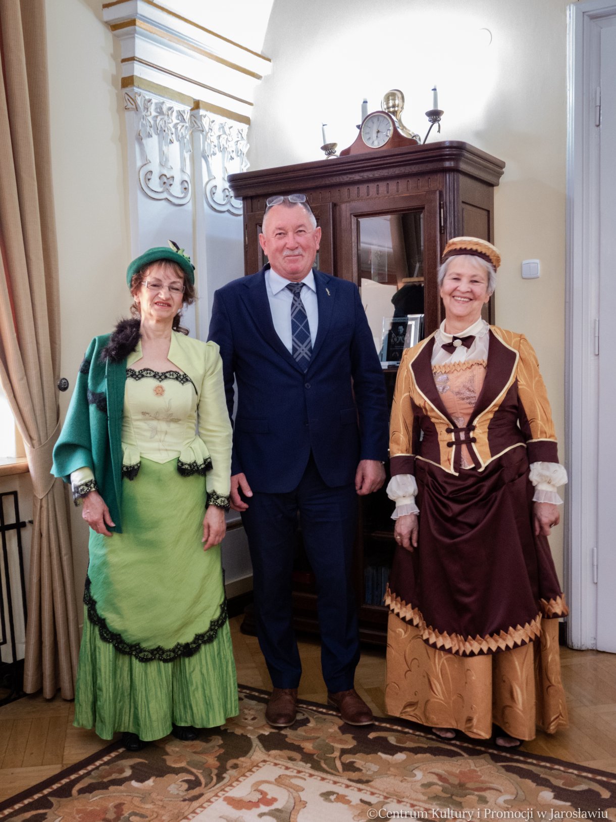 pamiętkowe zdjęcie zastępcy burmistrza z dawnymi mieszczankami