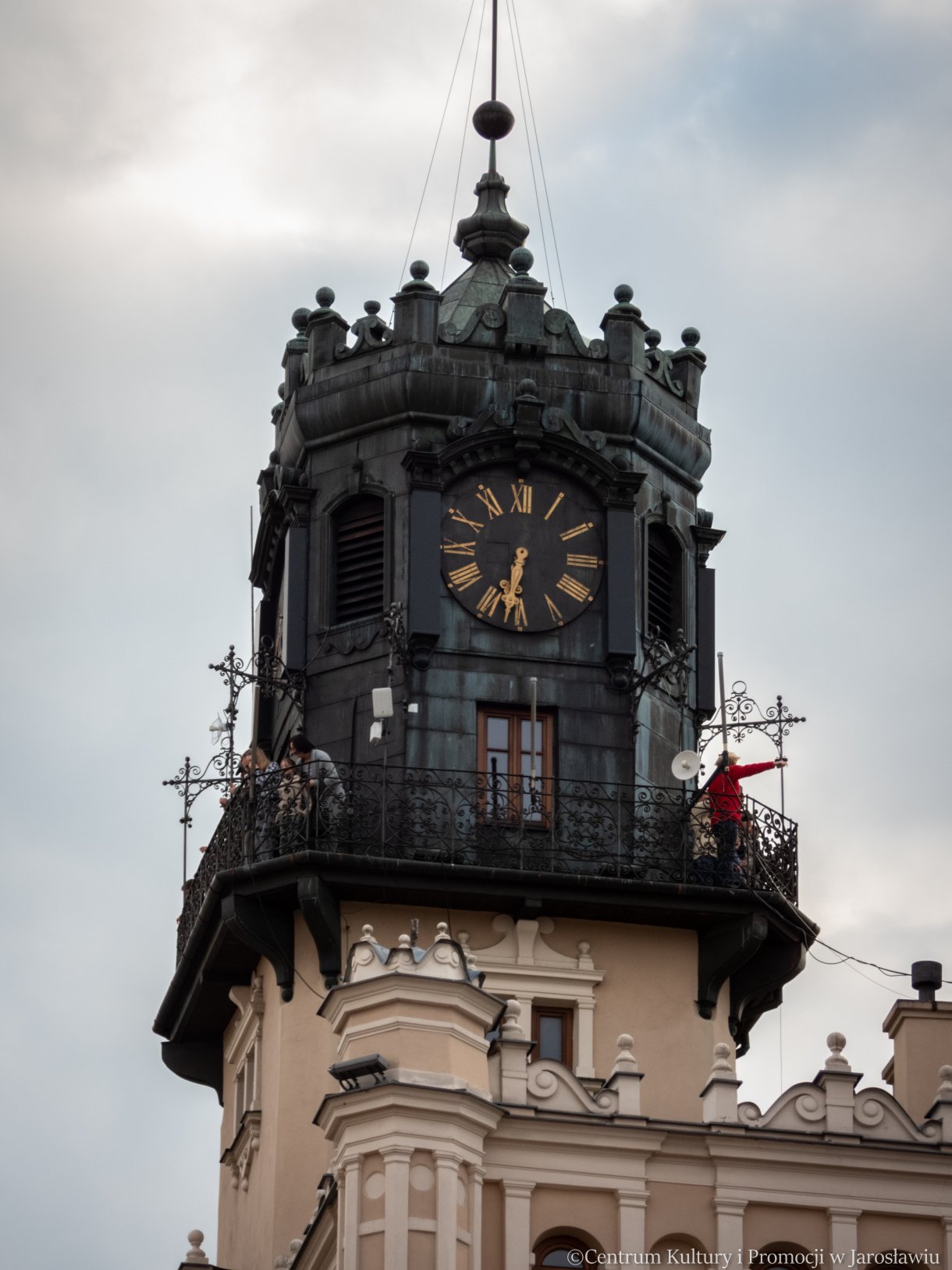 widok na zwiedzających wieżę ratuszową