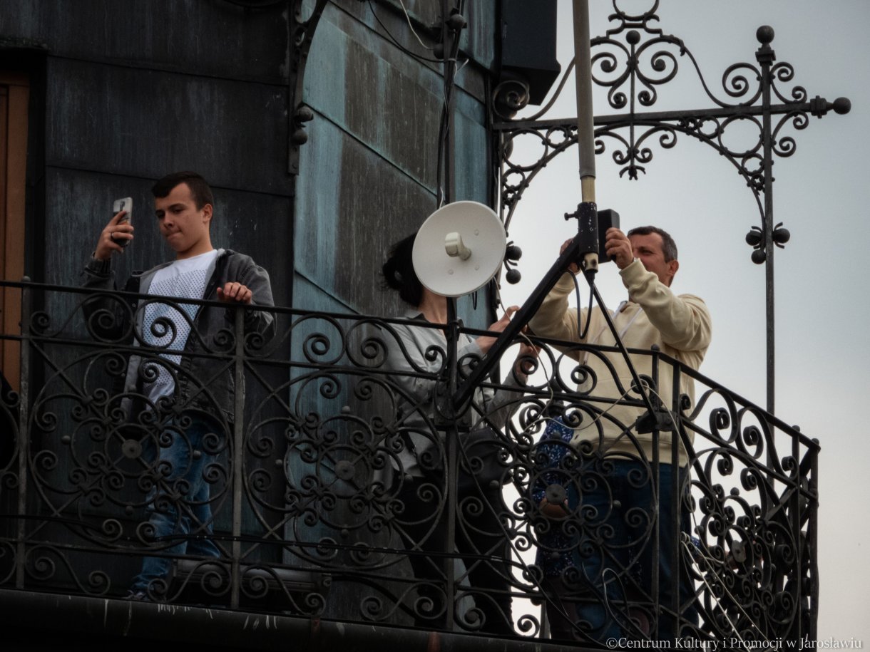 widok na zwiedzających wieżę ratuszową