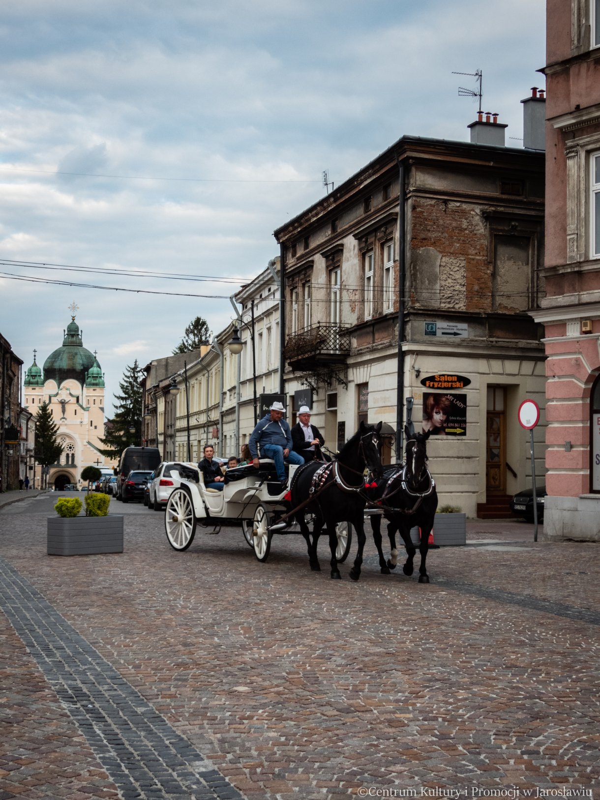 widok na bryczkę, w tle cerkiew