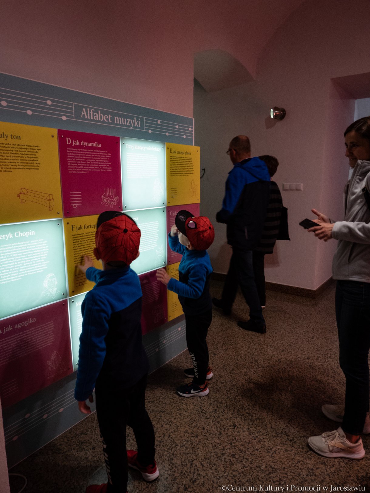 dzieci bawią się w Centrum Edukacji Kulturalnej