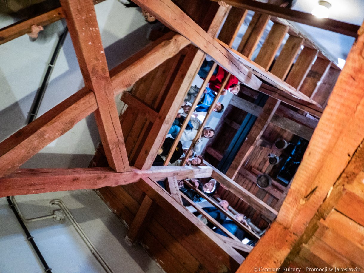 widok na schody prowadzące na wieżę ratuszową