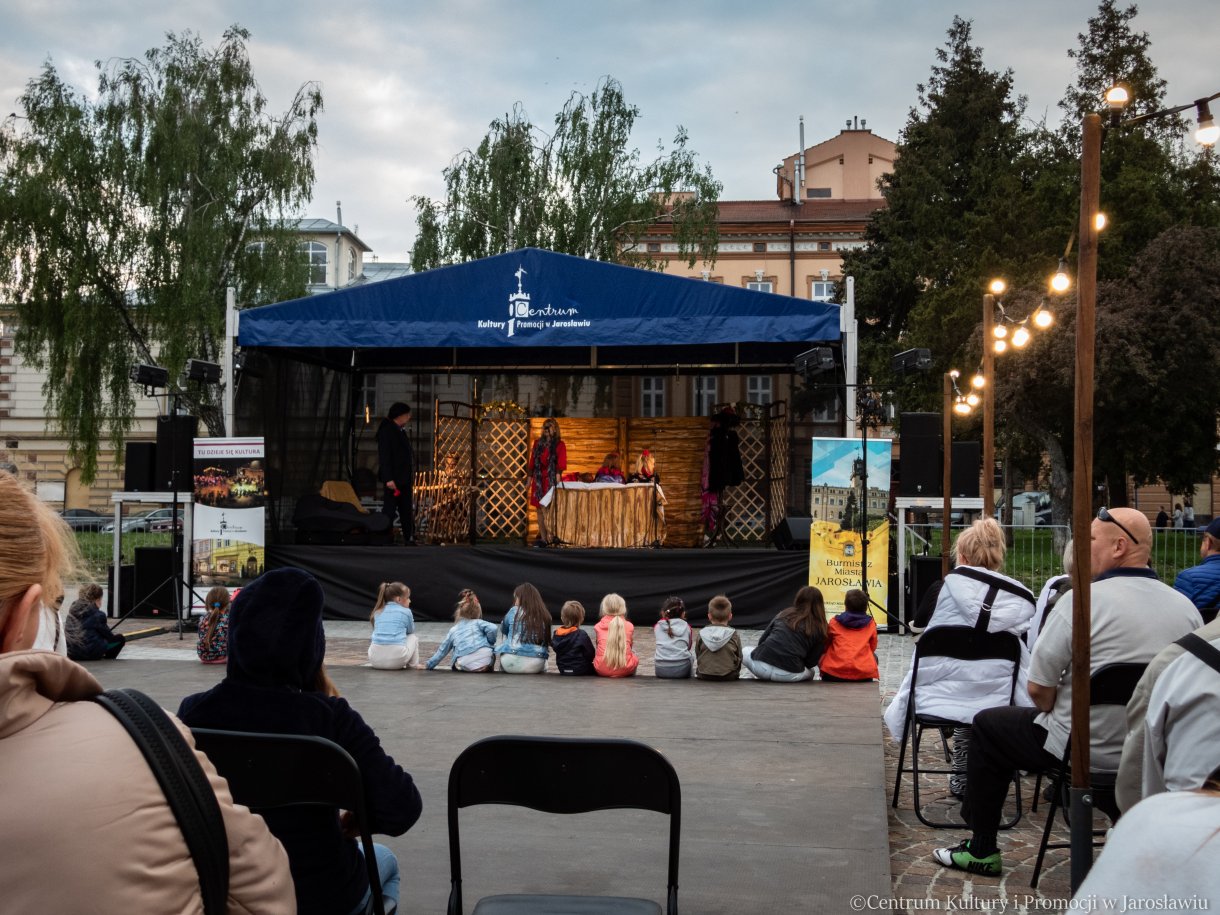 przedstawienie na scenie podczas NZR