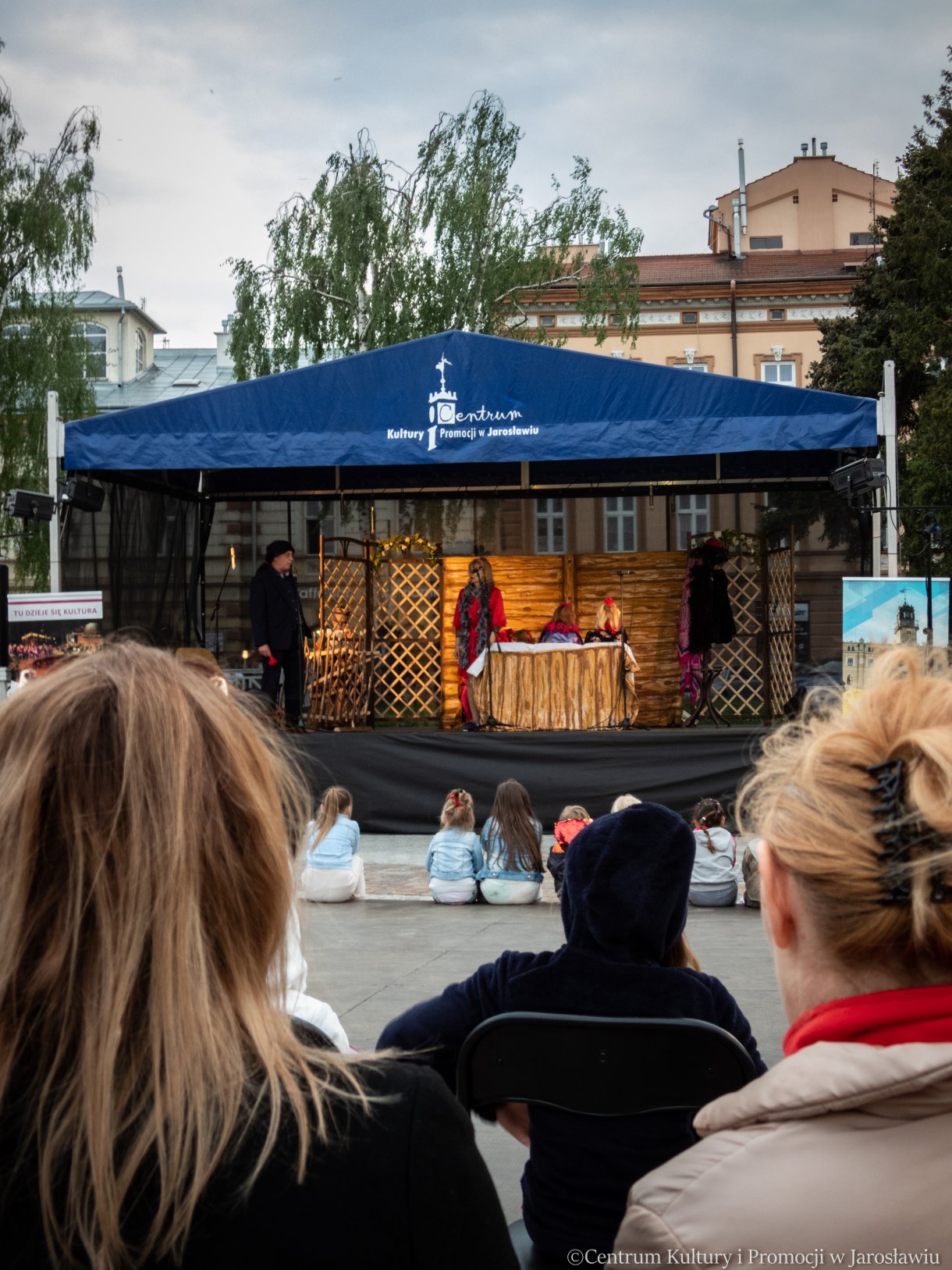 przedstawienie na scenie podczas NZR