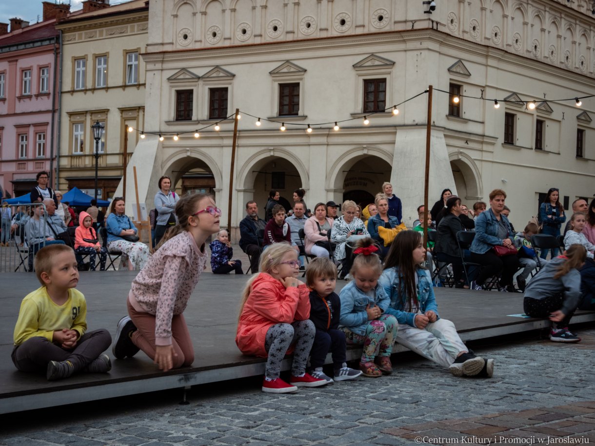 publiczność ogląda spektakl podczas NZR