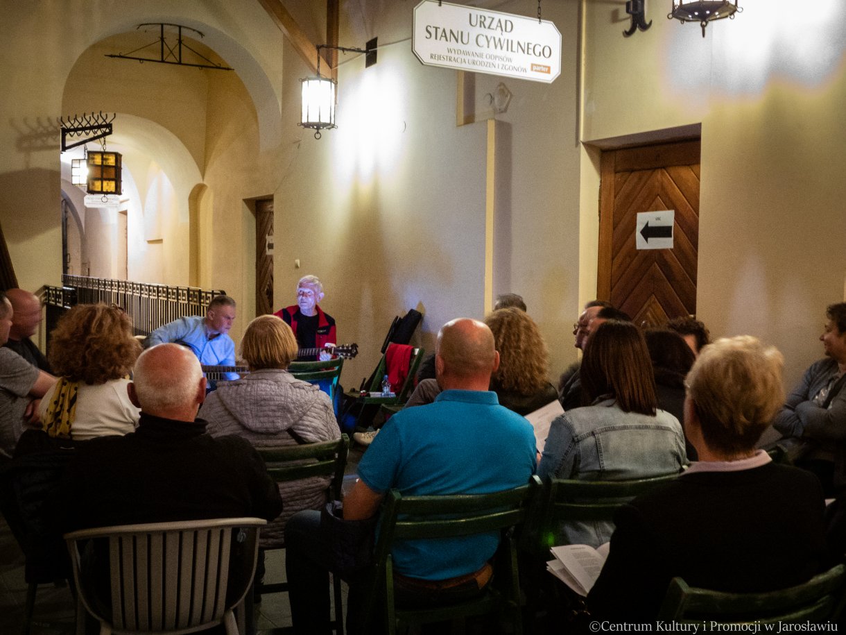 śpiewanie piosenek turystycznych