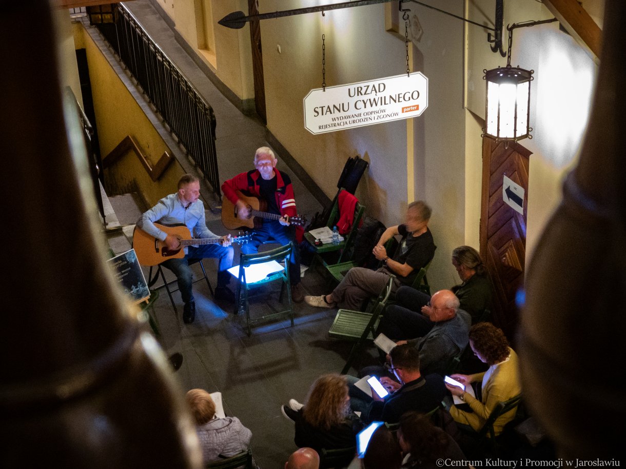 śpiewanie piosenek turystycznych