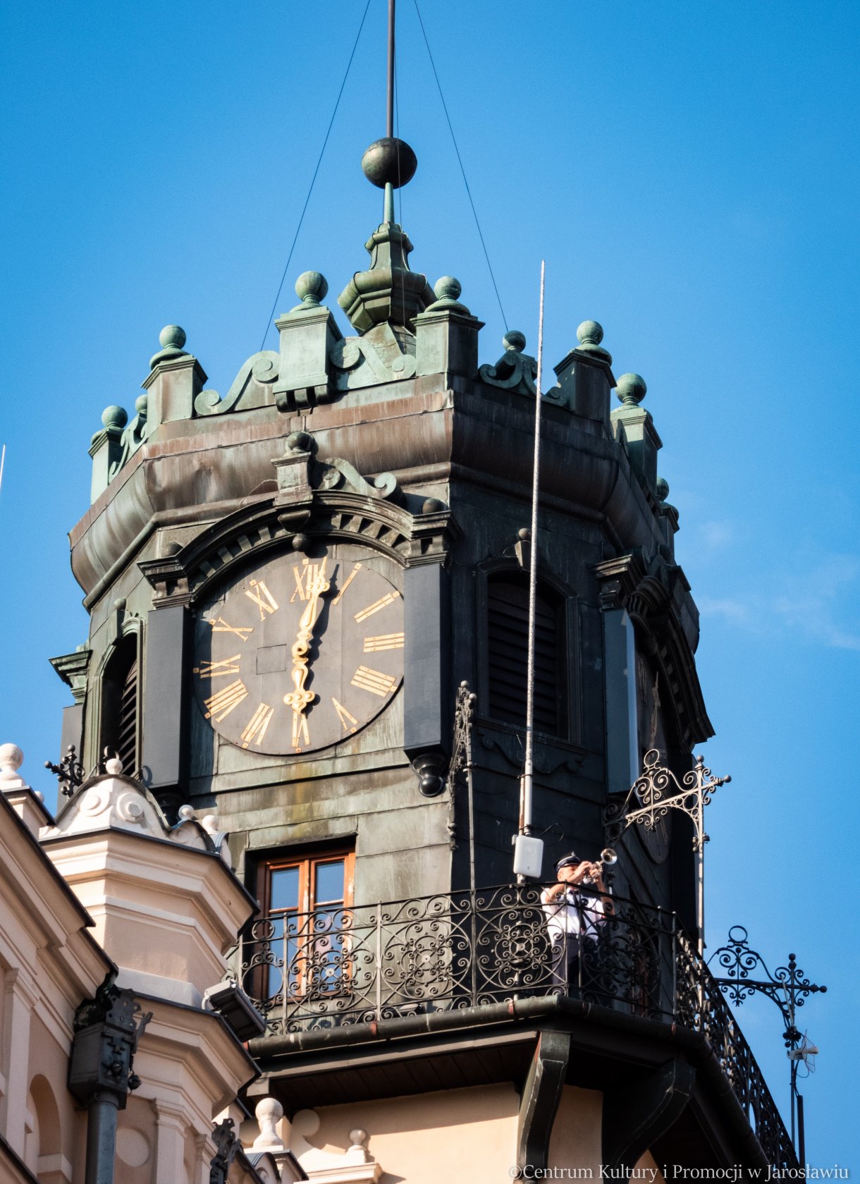 hejnalista na wieży jarosławskiego ratusza