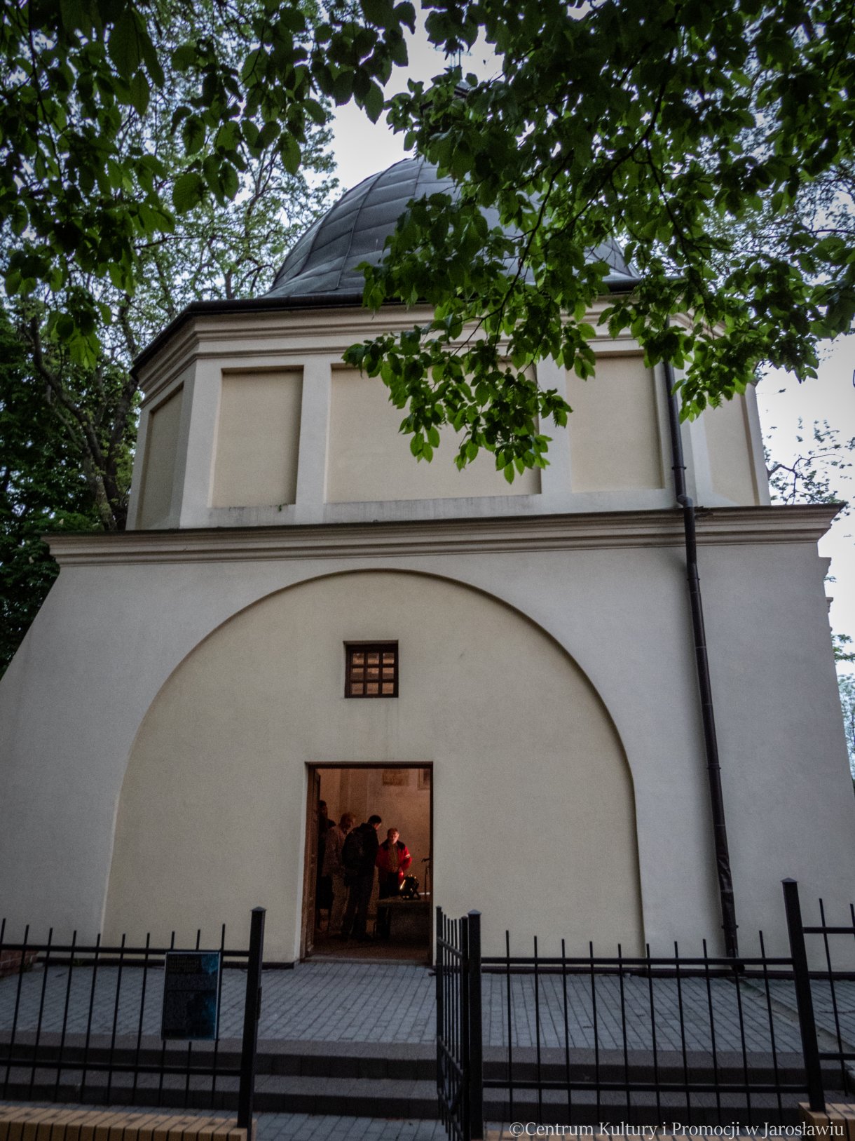 widok na pozostałości prezbiterium cerkwi