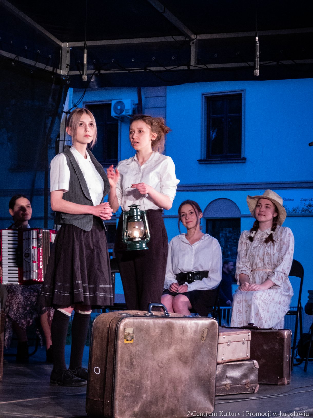 przedstawienie na scenie podczas NZR