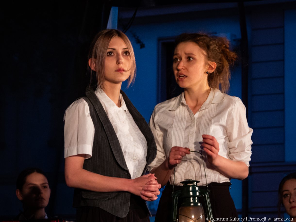 przedstawienie na scenie podczas NZR