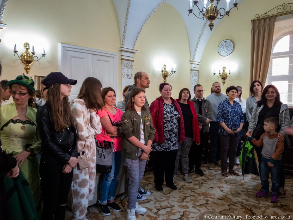 uczestnicy Nocy Zwiedzania Rynku w gabinecie burmistrza miasta