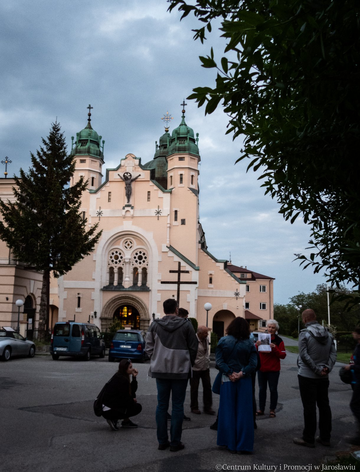 grupa zwiedzająca miasto, widok na cerkiew