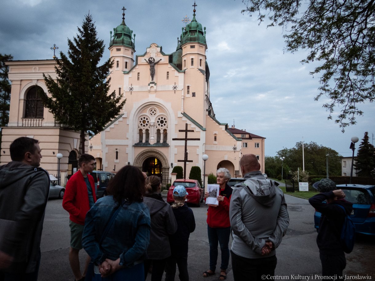 grupa zwiedzająca miasto, widok na cerkiew