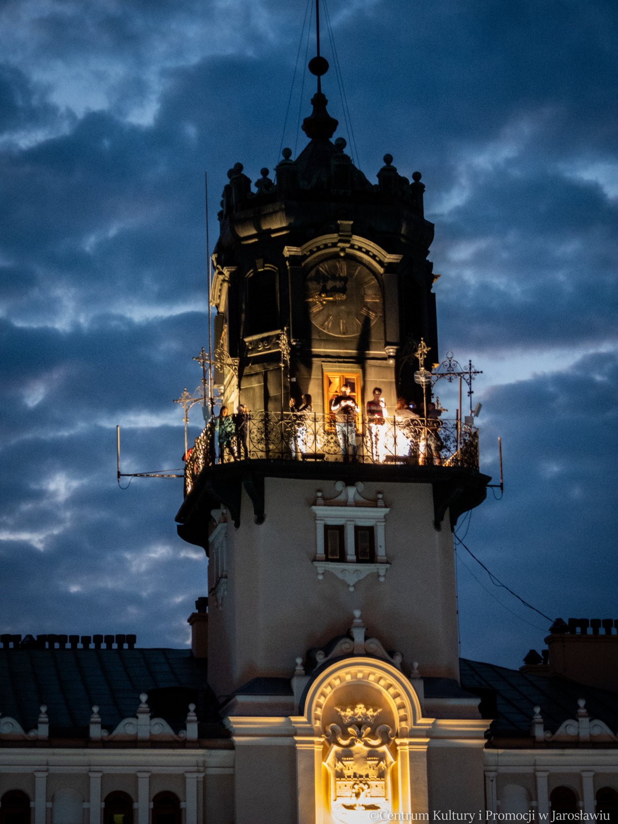 widok na zwiedzających wieżę jarosławskiego ratusza