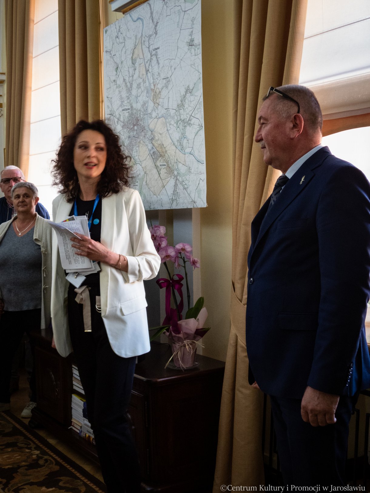 przewodnik po ratuszu oraz zastępca burmistrza miasta Jarosławia