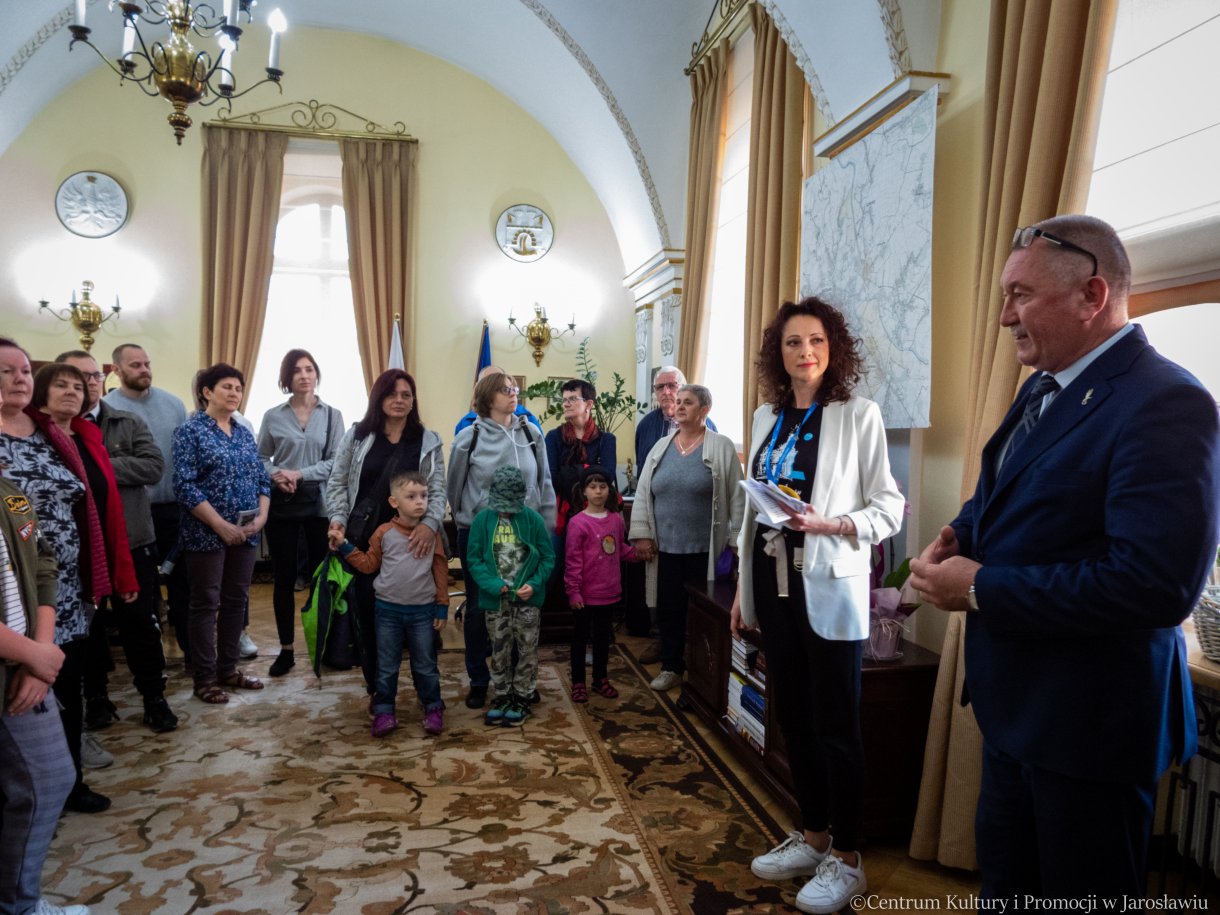 zwiedzający, przewodnik i zastępca burmistrza miasta podczas zwiedzania rausza