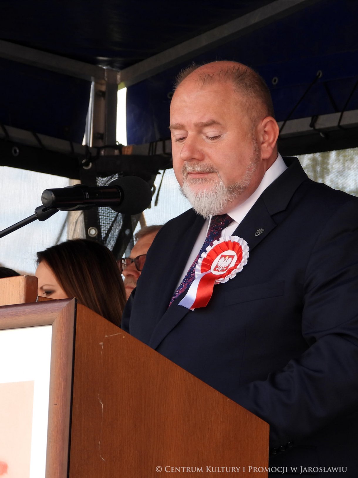 Początek maja to czas upamiętniający jedne z najważniejszych wydarzeń i symboli w naszej historii. Od 2004 roku w całej Polsce, 2 maja obchodzimy Dzień Flagi RP natomiast 3 maja przypada Święto Narodowe Trzeciego Maja. Dzień Flag RP to święto wprowadzone na mocy ustawy z 20 lutego 2004 r. Jarosławskie obchody Święta Flagi RP rozpoczęły się uroczystym przemarszem z placu ks. Piotra Skargi na jarosławski Rynek. Biało-czerwony korowód niosący 30-metrową flagę prowadzony był przez Orkiestrę Dętą „Laudate Dominum” oraz kompanię reprezentacyjna Wojska Polskiego. Po dotarciu na rynek, uroczyście podniesiono flagę na masz. Towarzyszył temu odegrany przez „Laudate Dominum” oraz odśpiewany przez żołnierzy i wszystkich zebranych Mazurek Dąbrowskiego. Okolicznościowe przemówienie wygłosił min. Burmistrz Miasta Jarosławia Waldemar Paluch, który podkreślał wagę symboli narodowych w tym szczególnym czasie, po czym miała miejsce defilada wojskowa. Na zakończenie obchodów rozdane zostały biało-czerwone flagi, wykonano wspólne pamiątkowe zdjęcie, a dzieci mogły wziąć udział w specjalnie dla nich przygotowanych animacjach i zabawach. Święto Narodowe Trzeciego Maja otworzył koncert Reprezentacyjnego Chóru Mieszanego „Jarosław”, który poprzedził mszę święto w intencji Ojczyzny, odprawioną w kościele p.w. NMP Królowej Polski. Po eucharystii udano się pod pomnik Konstytucji Trzeciego Maja gdzie w towarzystwie Mazurka Dąbrowskiego podniesiono flagę na maszt. Po okolicznościowych przemówieniach odczytana apel pamięci, następnie kompania honorowa Wojska Polskiego oddała salwę honorową. Później nastąpiło złożenie kwiatów pod Pomnikiem przez władze parlamentarzystów, władze wojewódzkie i samorządowe, służby i instytucje publiczne, organizacje pozarządowe oraz szkoły.