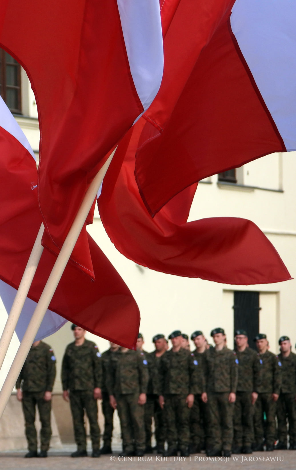 Początek maja to czas upamiętniający jedne z najważniejszych wydarzeń i symboli w naszej historii. Od 2004 roku w całej Polsce, 2 maja obchodzimy Dzień Flagi RP natomiast 3 maja przypada Święto Narodowe Trzeciego Maja. Dzień Flag RP to święto wprowadzone na mocy ustawy z 20 lutego 2004 r. Jarosławskie obchody Święta Flagi RP rozpoczęły się uroczystym przemarszem z placu ks. Piotra Skargi na jarosławski Rynek. Biało-czerwony korowód niosący 30-metrową flagę prowadzony był przez Orkiestrę Dętą „Laudate Dominum” oraz kompanię reprezentacyjna Wojska Polskiego. Po dotarciu na rynek, uroczyście podniesiono flagę na masz. Towarzyszył temu odegrany przez „Laudate Dominum” oraz odśpiewany przez żołnierzy i wszystkich zebranych Mazurek Dąbrowskiego. Okolicznościowe przemówienie wygłosił min. Burmistrz Miasta Jarosławia Waldemar Paluch, który podkreślał wagę symboli narodowych w tym szczególnym czasie, po czym miała miejsce defilada wojskowa. Na zakończenie obchodów rozdane zostały biało-czerwone flagi, wykonano wspólne pamiątkowe zdjęcie, a dzieci mogły wziąć udział w specjalnie dla nich przygotowanych animacjach i zabawach. Święto Narodowe Trzeciego Maja otworzył koncert Reprezentacyjnego Chóru Mieszanego „Jarosław”, który poprzedził mszę święto w intencji Ojczyzny, odprawioną w kościele p.w. NMP Królowej Polski. Po eucharystii udano się pod pomnik Konstytucji Trzeciego Maja gdzie w towarzystwie Mazurka Dąbrowskiego podniesiono flagę na maszt. Po okolicznościowych przemówieniach odczytana apel pamięci, następnie kompania honorowa Wojska Polskiego oddała salwę honorową. Później nastąpiło złożenie kwiatów pod Pomnikiem przez władze parlamentarzystów, władze wojewódzkie i samorządowe, służby i instytucje publiczne, organizacje pozarządowe oraz szkoły.