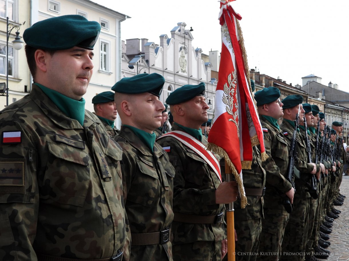 Początek maja to czas upamiętniający jedne z najważniejszych wydarzeń i symboli w naszej historii. Od 2004 roku w całej Polsce, 2 maja obchodzimy Dzień Flagi RP natomiast 3 maja przypada Święto Narodowe Trzeciego Maja. Dzień Flag RP to święto wprowadzone na mocy ustawy z 20 lutego 2004 r. Jarosławskie obchody Święta Flagi RP rozpoczęły się uroczystym przemarszem z placu ks. Piotra Skargi na jarosławski Rynek. Biało-czerwony korowód niosący 30-metrową flagę prowadzony był przez Orkiestrę Dętą „Laudate Dominum” oraz kompanię reprezentacyjna Wojska Polskiego. Po dotarciu na rynek, uroczyście podniesiono flagę na masz. Towarzyszył temu odegrany przez „Laudate Dominum” oraz odśpiewany przez żołnierzy i wszystkich zebranych Mazurek Dąbrowskiego. Okolicznościowe przemówienie wygłosił min. Burmistrz Miasta Jarosławia Waldemar Paluch, który podkreślał wagę symboli narodowych w tym szczególnym czasie, po czym miała miejsce defilada wojskowa. Na zakończenie obchodów rozdane zostały biało-czerwone flagi, wykonano wspólne pamiątkowe zdjęcie, a dzieci mogły wziąć udział w specjalnie dla nich przygotowanych animacjach i zabawach. Święto Narodowe Trzeciego Maja otworzył koncert Reprezentacyjnego Chóru Mieszanego „Jarosław”, który poprzedził mszę święto w intencji Ojczyzny, odprawioną w kościele p.w. NMP Królowej Polski. Po eucharystii udano się pod pomnik Konstytucji Trzeciego Maja gdzie w towarzystwie Mazurka Dąbrowskiego podniesiono flagę na maszt. Po okolicznościowych przemówieniach odczytana apel pamięci, następnie kompania honorowa Wojska Polskiego oddała salwę honorową. Później nastąpiło złożenie kwiatów pod Pomnikiem przez władze parlamentarzystów, władze wojewódzkie i samorządowe, służby i instytucje publiczne, organizacje pozarządowe oraz szkoły.