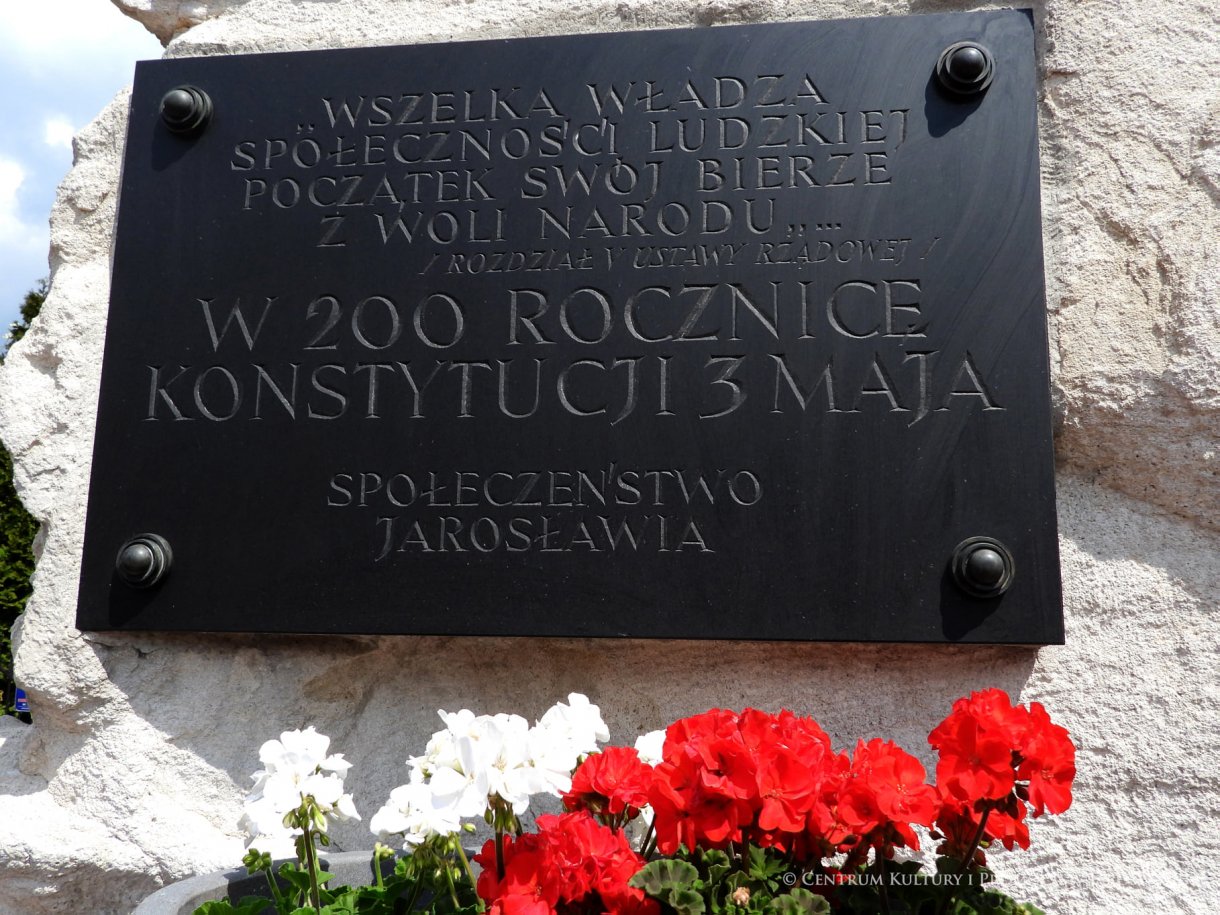 Początek maja to czas upamiętniający jedne z najważniejszych wydarzeń i symboli w naszej historii. Od 2004 roku w całej Polsce, 2 maja obchodzimy Dzień Flagi RP natomiast 3 maja przypada Święto Narodowe Trzeciego Maja. Dzień Flag RP to święto wprowadzone na mocy ustawy z 20 lutego 2004 r. Jarosławskie obchody Święta Flagi RP rozpoczęły się uroczystym przemarszem z placu ks. Piotra Skargi na jarosławski Rynek. Biało-czerwony korowód niosący 30-metrową flagę prowadzony był przez Orkiestrę Dętą „Laudate Dominum” oraz kompanię reprezentacyjna Wojska Polskiego. Po dotarciu na rynek, uroczyście podniesiono flagę na masz. Towarzyszył temu odegrany przez „Laudate Dominum” oraz odśpiewany przez żołnierzy i wszystkich zebranych Mazurek Dąbrowskiego. Okolicznościowe przemówienie wygłosił min. Burmistrz Miasta Jarosławia Waldemar Paluch, który podkreślał wagę symboli narodowych w tym szczególnym czasie, po czym miała miejsce defilada wojskowa. Na zakończenie obchodów rozdane zostały biało-czerwone flagi, wykonano wspólne pamiątkowe zdjęcie, a dzieci mogły wziąć udział w specjalnie dla nich przygotowanych animacjach i zabawach. Święto Narodowe Trzeciego Maja otworzył koncert Reprezentacyjnego Chóru Mieszanego „Jarosław”, który poprzedził mszę święto w intencji Ojczyzny, odprawioną w kościele p.w. NMP Królowej Polski. Po eucharystii udano się pod pomnik Konstytucji Trzeciego Maja gdzie w towarzystwie Mazurka Dąbrowskiego podniesiono flagę na maszt. Po okolicznościowych przemówieniach odczytana apel pamięci, następnie kompania honorowa Wojska Polskiego oddała salwę honorową. Później nastąpiło złożenie kwiatów pod Pomnikiem przez władze parlamentarzystów, władze wojewódzkie i samorządowe, służby i instytucje publiczne, organizacje pozarządowe oraz szkoły.