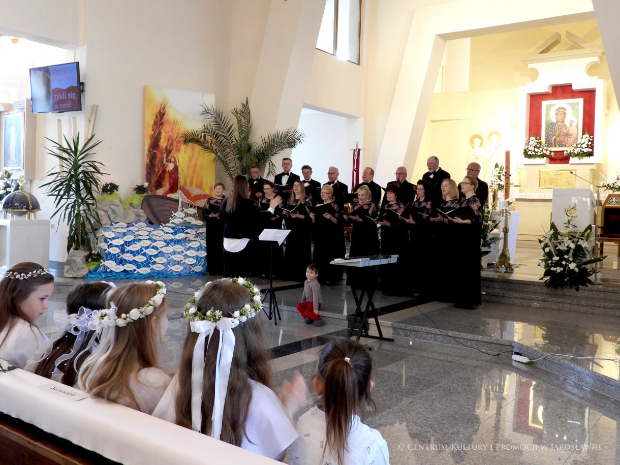 Początek maja to czas upamiętniający jedne z najważniejszych wydarzeń i symboli w naszej historii. Od 2004 roku w całej Polsce, 2 maja obchodzimy Dzień Flagi RP natomiast 3 maja przypada Święto Narodowe Trzeciego Maja. Dzień Flag RP to święto wprowadzone na mocy ustawy z 20 lutego 2004 r. Jarosławskie obchody Święta Flagi RP rozpoczęły się uroczystym przemarszem z placu ks. Piotra Skargi na jarosławski Rynek. Biało-czerwony korowód niosący 30-metrową flagę prowadzony był przez Orkiestrę Dętą „Laudate Dominum” oraz kompanię reprezentacyjna Wojska Polskiego. Po dotarciu na rynek, uroczyście podniesiono flagę na masz. Towarzyszył temu odegrany przez „Laudate Dominum” oraz odśpiewany przez żołnierzy i wszystkich zebranych Mazurek Dąbrowskiego. Okolicznościowe przemówienie wygłosił min. Burmistrz Miasta Jarosławia Waldemar Paluch, który podkreślał wagę symboli narodowych w tym szczególnym czasie, po czym miała miejsce defilada wojskowa. Na zakończenie obchodów rozdane zostały biało-czerwone flagi, wykonano wspólne pamiątkowe zdjęcie, a dzieci mogły wziąć udział w specjalnie dla nich przygotowanych animacjach i zabawach. Święto Narodowe Trzeciego Maja otworzył koncert Reprezentacyjnego Chóru Mieszanego „Jarosław”, który poprzedził mszę święto w intencji Ojczyzny, odprawioną w kościele p.w. NMP Królowej Polski. Po eucharystii udano się pod pomnik Konstytucji Trzeciego Maja gdzie w towarzystwie Mazurka Dąbrowskiego podniesiono flagę na maszt. Po okolicznościowych przemówieniach odczytana apel pamięci, następnie kompania honorowa Wojska Polskiego oddała salwę honorową. Później nastąpiło złożenie kwiatów pod Pomnikiem przez władze parlamentarzystów, władze wojewódzkie i samorządowe, służby i instytucje publiczne, organizacje pozarządowe oraz szkoły.