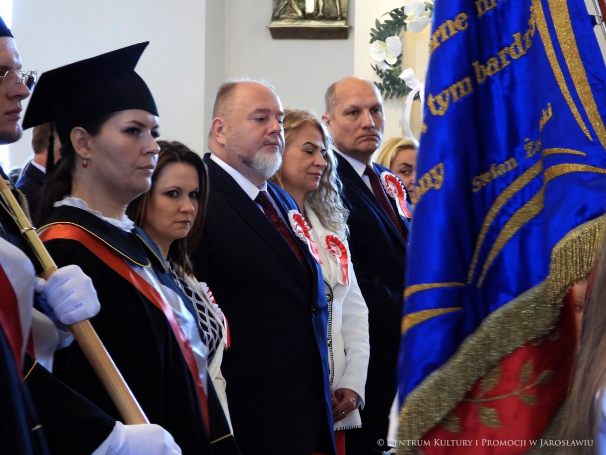 Początek maja to czas upamiętniający jedne z najważniejszych wydarzeń i symboli w naszej historii. Od 2004 roku w całej Polsce, 2 maja obchodzimy Dzień Flagi RP natomiast 3 maja przypada Święto Narodowe Trzeciego Maja. Dzień Flag RP to święto wprowadzone na mocy ustawy z 20 lutego 2004 r. Jarosławskie obchody Święta Flagi RP rozpoczęły się uroczystym przemarszem z placu ks. Piotra Skargi na jarosławski Rynek. Biało-czerwony korowód niosący 30-metrową flagę prowadzony był przez Orkiestrę Dętą „Laudate Dominum” oraz kompanię reprezentacyjna Wojska Polskiego. Po dotarciu na rynek, uroczyście podniesiono flagę na masz. Towarzyszył temu odegrany przez „Laudate Dominum” oraz odśpiewany przez żołnierzy i wszystkich zebranych Mazurek Dąbrowskiego. Okolicznościowe przemówienie wygłosił min. Burmistrz Miasta Jarosławia Waldemar Paluch, który podkreślał wagę symboli narodowych w tym szczególnym czasie, po czym miała miejsce defilada wojskowa. Na zakończenie obchodów rozdane zostały biało-czerwone flagi, wykonano wspólne pamiątkowe zdjęcie, a dzieci mogły wziąć udział w specjalnie dla nich przygotowanych animacjach i zabawach. Święto Narodowe Trzeciego Maja otworzył koncert Reprezentacyjnego Chóru Mieszanego „Jarosław”, który poprzedził mszę święto w intencji Ojczyzny, odprawioną w kościele p.w. NMP Królowej Polski. Po eucharystii udano się pod pomnik Konstytucji Trzeciego Maja gdzie w towarzystwie Mazurka Dąbrowskiego podniesiono flagę na maszt. Po okolicznościowych przemówieniach odczytana apel pamięci, następnie kompania honorowa Wojska Polskiego oddała salwę honorową. Później nastąpiło złożenie kwiatów pod Pomnikiem przez władze parlamentarzystów, władze wojewódzkie i samorządowe, służby i instytucje publiczne, organizacje pozarządowe oraz szkoły.
