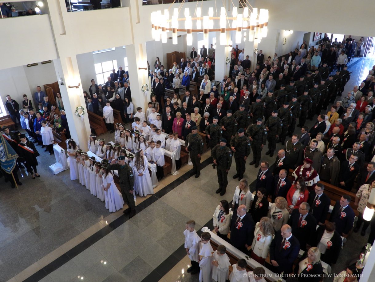 Początek maja to czas upamiętniający jedne z najważniejszych wydarzeń i symboli w naszej historii. Od 2004 roku w całej Polsce, 2 maja obchodzimy Dzień Flagi RP natomiast 3 maja przypada Święto Narodowe Trzeciego Maja. Dzień Flag RP to święto wprowadzone na mocy ustawy z 20 lutego 2004 r. Jarosławskie obchody Święta Flagi RP rozpoczęły się uroczystym przemarszem z placu ks. Piotra Skargi na jarosławski Rynek. Biało-czerwony korowód niosący 30-metrową flagę prowadzony był przez Orkiestrę Dętą „Laudate Dominum” oraz kompanię reprezentacyjna Wojska Polskiego. Po dotarciu na rynek, uroczyście podniesiono flagę na masz. Towarzyszył temu odegrany przez „Laudate Dominum” oraz odśpiewany przez żołnierzy i wszystkich zebranych Mazurek Dąbrowskiego. Okolicznościowe przemówienie wygłosił min. Burmistrz Miasta Jarosławia Waldemar Paluch, który podkreślał wagę symboli narodowych w tym szczególnym czasie, po czym miała miejsce defilada wojskowa. Na zakończenie obchodów rozdane zostały biało-czerwone flagi, wykonano wspólne pamiątkowe zdjęcie, a dzieci mogły wziąć udział w specjalnie dla nich przygotowanych animacjach i zabawach. Święto Narodowe Trzeciego Maja otworzył koncert Reprezentacyjnego Chóru Mieszanego „Jarosław”, który poprzedził mszę święto w intencji Ojczyzny, odprawioną w kościele p.w. NMP Królowej Polski. Po eucharystii udano się pod pomnik Konstytucji Trzeciego Maja gdzie w towarzystwie Mazurka Dąbrowskiego podniesiono flagę na maszt. Po okolicznościowych przemówieniach odczytana apel pamięci, następnie kompania honorowa Wojska Polskiego oddała salwę honorową. Później nastąpiło złożenie kwiatów pod Pomnikiem przez władze parlamentarzystów, władze wojewódzkie i samorządowe, służby i instytucje publiczne, organizacje pozarządowe oraz szkoły.