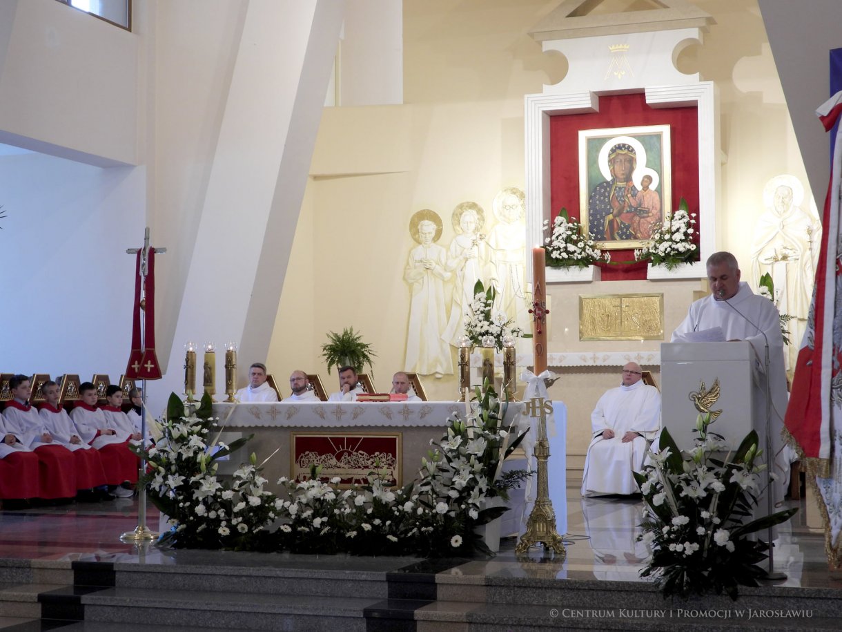 Początek maja to czas upamiętniający jedne z najważniejszych wydarzeń i symboli w naszej historii. Od 2004 roku w całej Polsce, 2 maja obchodzimy Dzień Flagi RP natomiast 3 maja przypada Święto Narodowe Trzeciego Maja. Dzień Flag RP to święto wprowadzone na mocy ustawy z 20 lutego 2004 r. Jarosławskie obchody Święta Flagi RP rozpoczęły się uroczystym przemarszem z placu ks. Piotra Skargi na jarosławski Rynek. Biało-czerwony korowód niosący 30-metrową flagę prowadzony był przez Orkiestrę Dętą „Laudate Dominum” oraz kompanię reprezentacyjna Wojska Polskiego. Po dotarciu na rynek, uroczyście podniesiono flagę na masz. Towarzyszył temu odegrany przez „Laudate Dominum” oraz odśpiewany przez żołnierzy i wszystkich zebranych Mazurek Dąbrowskiego. Okolicznościowe przemówienie wygłosił min. Burmistrz Miasta Jarosławia Waldemar Paluch, który podkreślał wagę symboli narodowych w tym szczególnym czasie, po czym miała miejsce defilada wojskowa. Na zakończenie obchodów rozdane zostały biało-czerwone flagi, wykonano wspólne pamiątkowe zdjęcie, a dzieci mogły wziąć udział w specjalnie dla nich przygotowanych animacjach i zabawach. Święto Narodowe Trzeciego Maja otworzył koncert Reprezentacyjnego Chóru Mieszanego „Jarosław”, który poprzedził mszę święto w intencji Ojczyzny, odprawioną w kościele p.w. NMP Królowej Polski. Po eucharystii udano się pod pomnik Konstytucji Trzeciego Maja gdzie w towarzystwie Mazurka Dąbrowskiego podniesiono flagę na maszt. Po okolicznościowych przemówieniach odczytana apel pamięci, następnie kompania honorowa Wojska Polskiego oddała salwę honorową. Później nastąpiło złożenie kwiatów pod Pomnikiem przez władze parlamentarzystów, władze wojewódzkie i samorządowe, służby i instytucje publiczne, organizacje pozarządowe oraz szkoły.