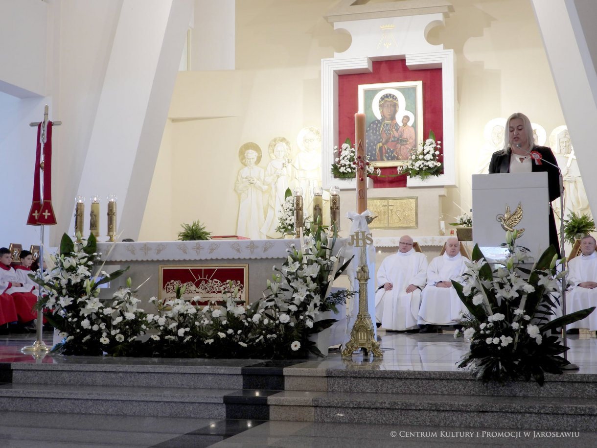 Początek maja to czas upamiętniający jedne z najważniejszych wydarzeń i symboli w naszej historii. Od 2004 roku w całej Polsce, 2 maja obchodzimy Dzień Flagi RP natomiast 3 maja przypada Święto Narodowe Trzeciego Maja. Dzień Flag RP to święto wprowadzone na mocy ustawy z 20 lutego 2004 r. Jarosławskie obchody Święta Flagi RP rozpoczęły się uroczystym przemarszem z placu ks. Piotra Skargi na jarosławski Rynek. Biało-czerwony korowód niosący 30-metrową flagę prowadzony był przez Orkiestrę Dętą „Laudate Dominum” oraz kompanię reprezentacyjna Wojska Polskiego. Po dotarciu na rynek, uroczyście podniesiono flagę na masz. Towarzyszył temu odegrany przez „Laudate Dominum” oraz odśpiewany przez żołnierzy i wszystkich zebranych Mazurek Dąbrowskiego. Okolicznościowe przemówienie wygłosił min. Burmistrz Miasta Jarosławia Waldemar Paluch, który podkreślał wagę symboli narodowych w tym szczególnym czasie, po czym miała miejsce defilada wojskowa. Na zakończenie obchodów rozdane zostały biało-czerwone flagi, wykonano wspólne pamiątkowe zdjęcie, a dzieci mogły wziąć udział w specjalnie dla nich przygotowanych animacjach i zabawach. Święto Narodowe Trzeciego Maja otworzył koncert Reprezentacyjnego Chóru Mieszanego „Jarosław”, który poprzedził mszę święto w intencji Ojczyzny, odprawioną w kościele p.w. NMP Królowej Polski. Po eucharystii udano się pod pomnik Konstytucji Trzeciego Maja gdzie w towarzystwie Mazurka Dąbrowskiego podniesiono flagę na maszt. Po okolicznościowych przemówieniach odczytana apel pamięci, następnie kompania honorowa Wojska Polskiego oddała salwę honorową. Później nastąpiło złożenie kwiatów pod Pomnikiem przez władze parlamentarzystów, władze wojewódzkie i samorządowe, służby i instytucje publiczne, organizacje pozarządowe oraz szkoły.