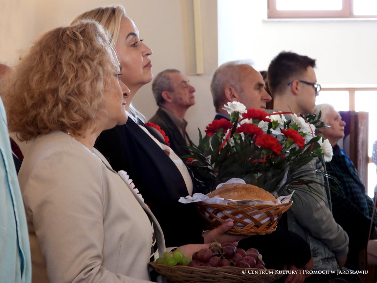 Początek maja to czas upamiętniający jedne z najważniejszych wydarzeń i symboli w naszej historii. Od 2004 roku w całej Polsce, 2 maja obchodzimy Dzień Flagi RP natomiast 3 maja przypada Święto Narodowe Trzeciego Maja. Dzień Flag RP to święto wprowadzone na mocy ustawy z 20 lutego 2004 r. Jarosławskie obchody Święta Flagi RP rozpoczęły się uroczystym przemarszem z placu ks. Piotra Skargi na jarosławski Rynek. Biało-czerwony korowód niosący 30-metrową flagę prowadzony był przez Orkiestrę Dętą „Laudate Dominum” oraz kompanię reprezentacyjna Wojska Polskiego. Po dotarciu na rynek, uroczyście podniesiono flagę na masz. Towarzyszył temu odegrany przez „Laudate Dominum” oraz odśpiewany przez żołnierzy i wszystkich zebranych Mazurek Dąbrowskiego. Okolicznościowe przemówienie wygłosił min. Burmistrz Miasta Jarosławia Waldemar Paluch, który podkreślał wagę symboli narodowych w tym szczególnym czasie, po czym miała miejsce defilada wojskowa. Na zakończenie obchodów rozdane zostały biało-czerwone flagi, wykonano wspólne pamiątkowe zdjęcie, a dzieci mogły wziąć udział w specjalnie dla nich przygotowanych animacjach i zabawach. Święto Narodowe Trzeciego Maja otworzył koncert Reprezentacyjnego Chóru Mieszanego „Jarosław”, który poprzedził mszę święto w intencji Ojczyzny, odprawioną w kościele p.w. NMP Królowej Polski. Po eucharystii udano się pod pomnik Konstytucji Trzeciego Maja gdzie w towarzystwie Mazurka Dąbrowskiego podniesiono flagę na maszt. Po okolicznościowych przemówieniach odczytana apel pamięci, następnie kompania honorowa Wojska Polskiego oddała salwę honorową. Później nastąpiło złożenie kwiatów pod Pomnikiem przez władze parlamentarzystów, władze wojewódzkie i samorządowe, służby i instytucje publiczne, organizacje pozarządowe oraz szkoły.