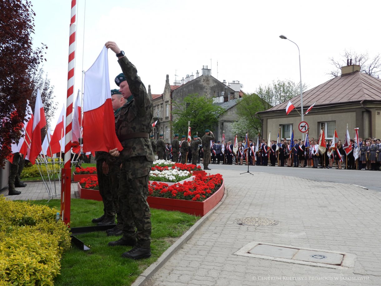 Początek maja to czas upamiętniający jedne z najważniejszych wydarzeń i symboli w naszej historii. Od 2004 roku w całej Polsce, 2 maja obchodzimy Dzień Flagi RP natomiast 3 maja przypada Święto Narodowe Trzeciego Maja. Dzień Flag RP to święto wprowadzone na mocy ustawy z 20 lutego 2004 r. Jarosławskie obchody Święta Flagi RP rozpoczęły się uroczystym przemarszem z placu ks. Piotra Skargi na jarosławski Rynek. Biało-czerwony korowód niosący 30-metrową flagę prowadzony był przez Orkiestrę Dętą „Laudate Dominum” oraz kompanię reprezentacyjna Wojska Polskiego. Po dotarciu na rynek, uroczyście podniesiono flagę na masz. Towarzyszył temu odegrany przez „Laudate Dominum” oraz odśpiewany przez żołnierzy i wszystkich zebranych Mazurek Dąbrowskiego. Okolicznościowe przemówienie wygłosił min. Burmistrz Miasta Jarosławia Waldemar Paluch, który podkreślał wagę symboli narodowych w tym szczególnym czasie, po czym miała miejsce defilada wojskowa. Na zakończenie obchodów rozdane zostały biało-czerwone flagi, wykonano wspólne pamiątkowe zdjęcie, a dzieci mogły wziąć udział w specjalnie dla nich przygotowanych animacjach i zabawach. Święto Narodowe Trzeciego Maja otworzył koncert Reprezentacyjnego Chóru Mieszanego „Jarosław”, który poprzedził mszę święto w intencji Ojczyzny, odprawioną w kościele p.w. NMP Królowej Polski. Po eucharystii udano się pod pomnik Konstytucji Trzeciego Maja gdzie w towarzystwie Mazurka Dąbrowskiego podniesiono flagę na maszt. Po okolicznościowych przemówieniach odczytana apel pamięci, następnie kompania honorowa Wojska Polskiego oddała salwę honorową. Później nastąpiło złożenie kwiatów pod Pomnikiem przez władze parlamentarzystów, władze wojewódzkie i samorządowe, służby i instytucje publiczne, organizacje pozarządowe oraz szkoły.
