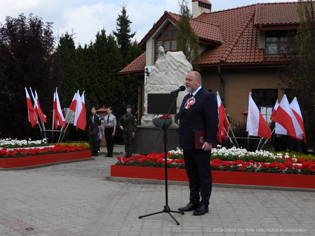 Początek maja to czas upamiętniający jedne z najważniejszych wydarzeń i symboli w naszej historii. Od 2004 roku w całej Polsce, 2 maja obchodzimy Dzień Flagi RP natomiast 3 maja przypada Święto Narodowe Trzeciego Maja. Dzień Flag RP to święto wprowadzone na mocy ustawy z 20 lutego 2004 r. Jarosławskie obchody Święta Flagi RP rozpoczęły się uroczystym przemarszem z placu ks. Piotra Skargi na jarosławski Rynek. Biało-czerwony korowód niosący 30-metrową flagę prowadzony był przez Orkiestrę Dętą „Laudate Dominum” oraz kompanię reprezentacyjna Wojska Polskiego. Po dotarciu na rynek, uroczyście podniesiono flagę na masz. Towarzyszył temu odegrany przez „Laudate Dominum” oraz odśpiewany przez żołnierzy i wszystkich zebranych Mazurek Dąbrowskiego. Okolicznościowe przemówienie wygłosił min. Burmistrz Miasta Jarosławia Waldemar Paluch, który podkreślał wagę symboli narodowych w tym szczególnym czasie, po czym miała miejsce defilada wojskowa. Na zakończenie obchodów rozdane zostały biało-czerwone flagi, wykonano wspólne pamiątkowe zdjęcie, a dzieci mogły wziąć udział w specjalnie dla nich przygotowanych animacjach i zabawach. Święto Narodowe Trzeciego Maja otworzył koncert Reprezentacyjnego Chóru Mieszanego „Jarosław”, który poprzedził mszę święto w intencji Ojczyzny, odprawioną w kościele p.w. NMP Królowej Polski. Po eucharystii udano się pod pomnik Konstytucji Trzeciego Maja gdzie w towarzystwie Mazurka Dąbrowskiego podniesiono flagę na maszt. Po okolicznościowych przemówieniach odczytana apel pamięci, następnie kompania honorowa Wojska Polskiego oddała salwę honorową. Później nastąpiło złożenie kwiatów pod Pomnikiem przez władze parlamentarzystów, władze wojewódzkie i samorządowe, służby i instytucje publiczne, organizacje pozarządowe oraz szkoły.