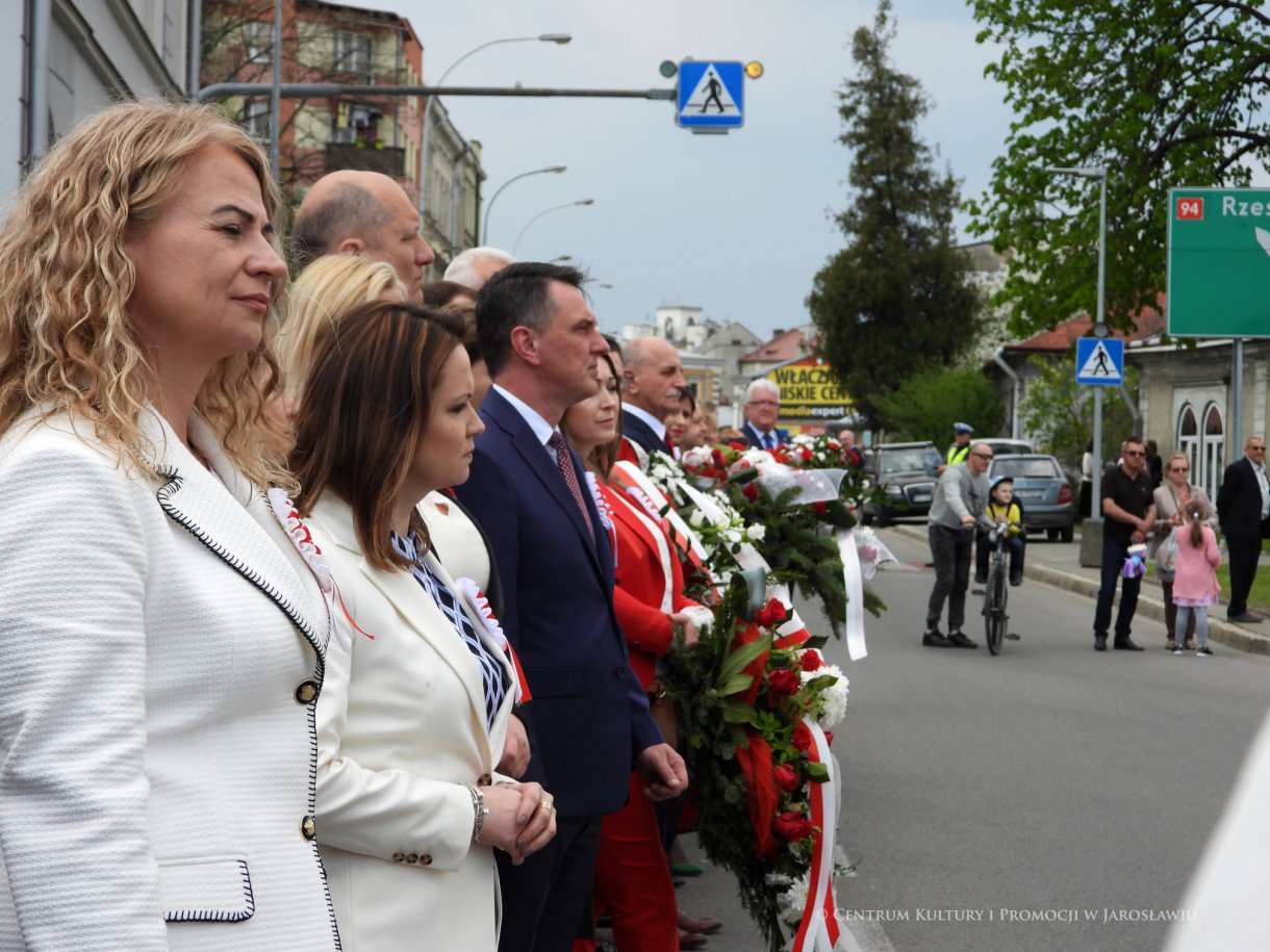 Początek maja to czas upamiętniający jedne z najważniejszych wydarzeń i symboli w naszej historii. Od 2004 roku w całej Polsce, 2 maja obchodzimy Dzień Flagi RP natomiast 3 maja przypada Święto Narodowe Trzeciego Maja. Dzień Flag RP to święto wprowadzone na mocy ustawy z 20 lutego 2004 r. Jarosławskie obchody Święta Flagi RP rozpoczęły się uroczystym przemarszem z placu ks. Piotra Skargi na jarosławski Rynek. Biało-czerwony korowód niosący 30-metrową flagę prowadzony był przez Orkiestrę Dętą „Laudate Dominum” oraz kompanię reprezentacyjna Wojska Polskiego. Po dotarciu na rynek, uroczyście podniesiono flagę na masz. Towarzyszył temu odegrany przez „Laudate Dominum” oraz odśpiewany przez żołnierzy i wszystkich zebranych Mazurek Dąbrowskiego. Okolicznościowe przemówienie wygłosił min. Burmistrz Miasta Jarosławia Waldemar Paluch, który podkreślał wagę symboli narodowych w tym szczególnym czasie, po czym miała miejsce defilada wojskowa. Na zakończenie obchodów rozdane zostały biało-czerwone flagi, wykonano wspólne pamiątkowe zdjęcie, a dzieci mogły wziąć udział w specjalnie dla nich przygotowanych animacjach i zabawach. Święto Narodowe Trzeciego Maja otworzył koncert Reprezentacyjnego Chóru Mieszanego „Jarosław”, który poprzedził mszę święto w intencji Ojczyzny, odprawioną w kościele p.w. NMP Królowej Polski. Po eucharystii udano się pod pomnik Konstytucji Trzeciego Maja gdzie w towarzystwie Mazurka Dąbrowskiego podniesiono flagę na maszt. Po okolicznościowych przemówieniach odczytana apel pamięci, następnie kompania honorowa Wojska Polskiego oddała salwę honorową. Później nastąpiło złożenie kwiatów pod Pomnikiem przez władze parlamentarzystów, władze wojewódzkie i samorządowe, służby i instytucje publiczne, organizacje pozarządowe oraz szkoły.