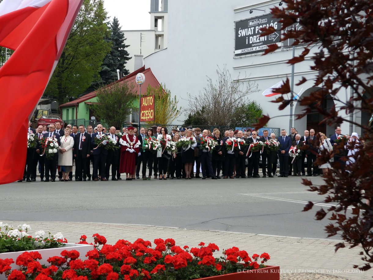 Początek maja to czas upamiętniający jedne z najważniejszych wydarzeń i symboli w naszej historii. Od 2004 roku w całej Polsce, 2 maja obchodzimy Dzień Flagi RP natomiast 3 maja przypada Święto Narodowe Trzeciego Maja. Dzień Flag RP to święto wprowadzone na mocy ustawy z 20 lutego 2004 r. Jarosławskie obchody Święta Flagi RP rozpoczęły się uroczystym przemarszem z placu ks. Piotra Skargi na jarosławski Rynek. Biało-czerwony korowód niosący 30-metrową flagę prowadzony był przez Orkiestrę Dętą „Laudate Dominum” oraz kompanię reprezentacyjna Wojska Polskiego. Po dotarciu na rynek, uroczyście podniesiono flagę na masz. Towarzyszył temu odegrany przez „Laudate Dominum” oraz odśpiewany przez żołnierzy i wszystkich zebranych Mazurek Dąbrowskiego. Okolicznościowe przemówienie wygłosił min. Burmistrz Miasta Jarosławia Waldemar Paluch, który podkreślał wagę symboli narodowych w tym szczególnym czasie, po czym miała miejsce defilada wojskowa. Na zakończenie obchodów rozdane zostały biało-czerwone flagi, wykonano wspólne pamiątkowe zdjęcie, a dzieci mogły wziąć udział w specjalnie dla nich przygotowanych animacjach i zabawach. Święto Narodowe Trzeciego Maja otworzył koncert Reprezentacyjnego Chóru Mieszanego „Jarosław”, który poprzedził mszę święto w intencji Ojczyzny, odprawioną w kościele p.w. NMP Królowej Polski. Po eucharystii udano się pod pomnik Konstytucji Trzeciego Maja gdzie w towarzystwie Mazurka Dąbrowskiego podniesiono flagę na maszt. Po okolicznościowych przemówieniach odczytana apel pamięci, następnie kompania honorowa Wojska Polskiego oddała salwę honorową. Później nastąpiło złożenie kwiatów pod Pomnikiem przez władze parlamentarzystów, władze wojewódzkie i samorządowe, służby i instytucje publiczne, organizacje pozarządowe oraz szkoły.