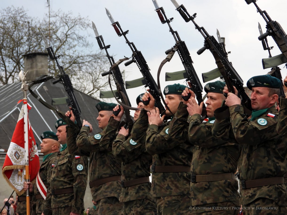 Początek maja to czas upamiętniający jedne z najważniejszych wydarzeń i symboli w naszej historii. Od 2004 roku w całej Polsce, 2 maja obchodzimy Dzień Flagi RP natomiast 3 maja przypada Święto Narodowe Trzeciego Maja. Dzień Flag RP to święto wprowadzone na mocy ustawy z 20 lutego 2004 r. Jarosławskie obchody Święta Flagi RP rozpoczęły się uroczystym przemarszem z placu ks. Piotra Skargi na jarosławski Rynek. Biało-czerwony korowód niosący 30-metrową flagę prowadzony był przez Orkiestrę Dętą „Laudate Dominum” oraz kompanię reprezentacyjna Wojska Polskiego. Po dotarciu na rynek, uroczyście podniesiono flagę na masz. Towarzyszył temu odegrany przez „Laudate Dominum” oraz odśpiewany przez żołnierzy i wszystkich zebranych Mazurek Dąbrowskiego. Okolicznościowe przemówienie wygłosił min. Burmistrz Miasta Jarosławia Waldemar Paluch, który podkreślał wagę symboli narodowych w tym szczególnym czasie, po czym miała miejsce defilada wojskowa. Na zakończenie obchodów rozdane zostały biało-czerwone flagi, wykonano wspólne pamiątkowe zdjęcie, a dzieci mogły wziąć udział w specjalnie dla nich przygotowanych animacjach i zabawach. Święto Narodowe Trzeciego Maja otworzył koncert Reprezentacyjnego Chóru Mieszanego „Jarosław”, który poprzedził mszę święto w intencji Ojczyzny, odprawioną w kościele p.w. NMP Królowej Polski. Po eucharystii udano się pod pomnik Konstytucji Trzeciego Maja gdzie w towarzystwie Mazurka Dąbrowskiego podniesiono flagę na maszt. Po okolicznościowych przemówieniach odczytana apel pamięci, następnie kompania honorowa Wojska Polskiego oddała salwę honorową. Później nastąpiło złożenie kwiatów pod Pomnikiem przez władze parlamentarzystów, władze wojewódzkie i samorządowe, służby i instytucje publiczne, organizacje pozarządowe oraz szkoły.
