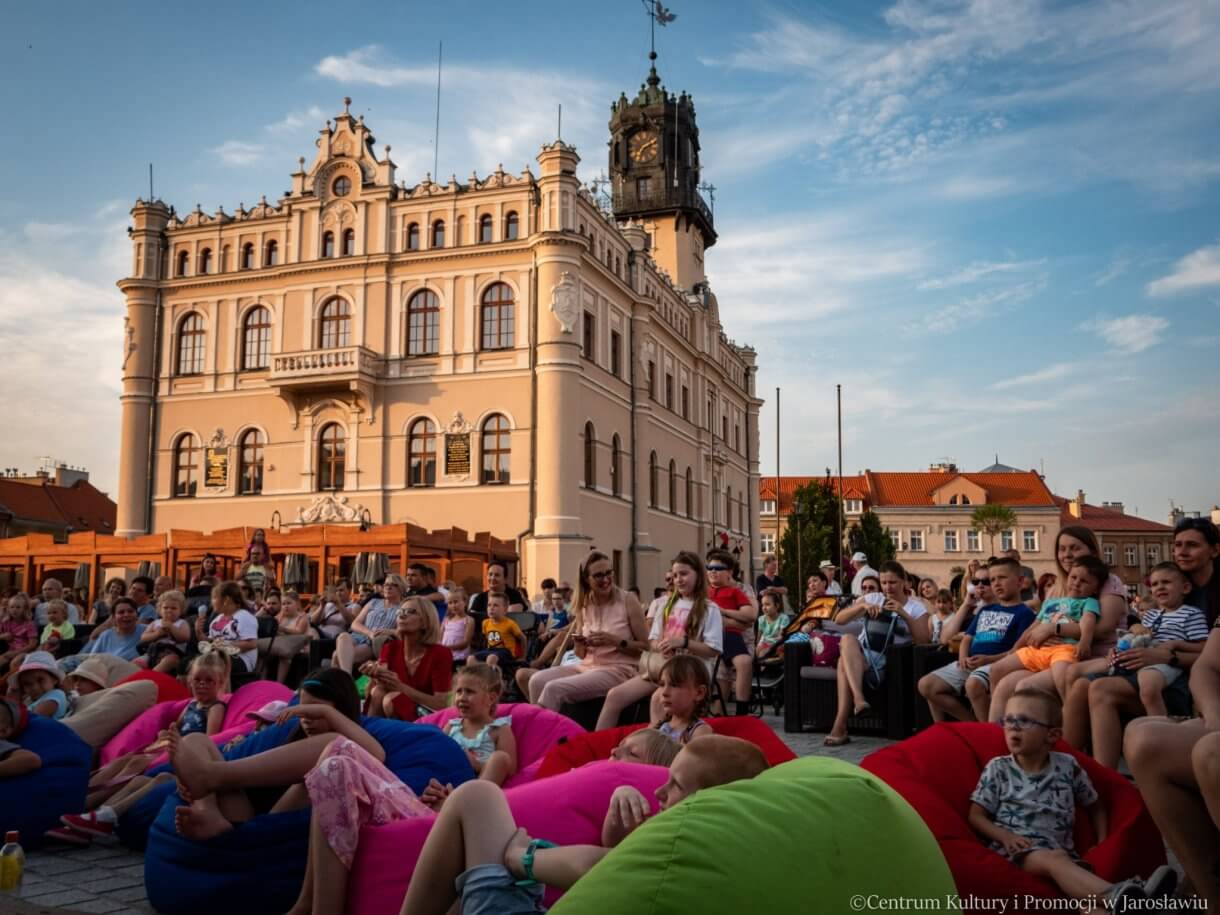 dzieci podczas ogladania spektaklu w tle ratusz