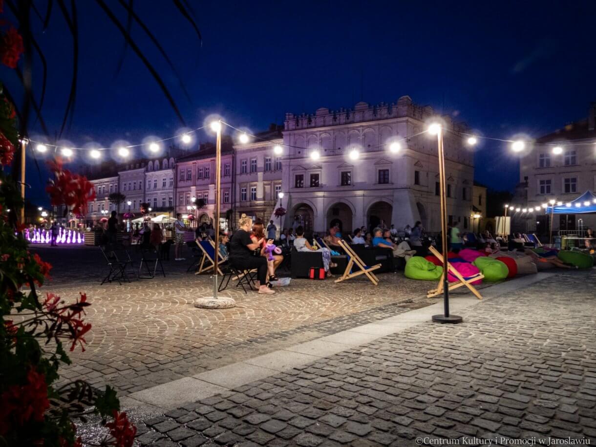 widzowie kina pod gwiazdami