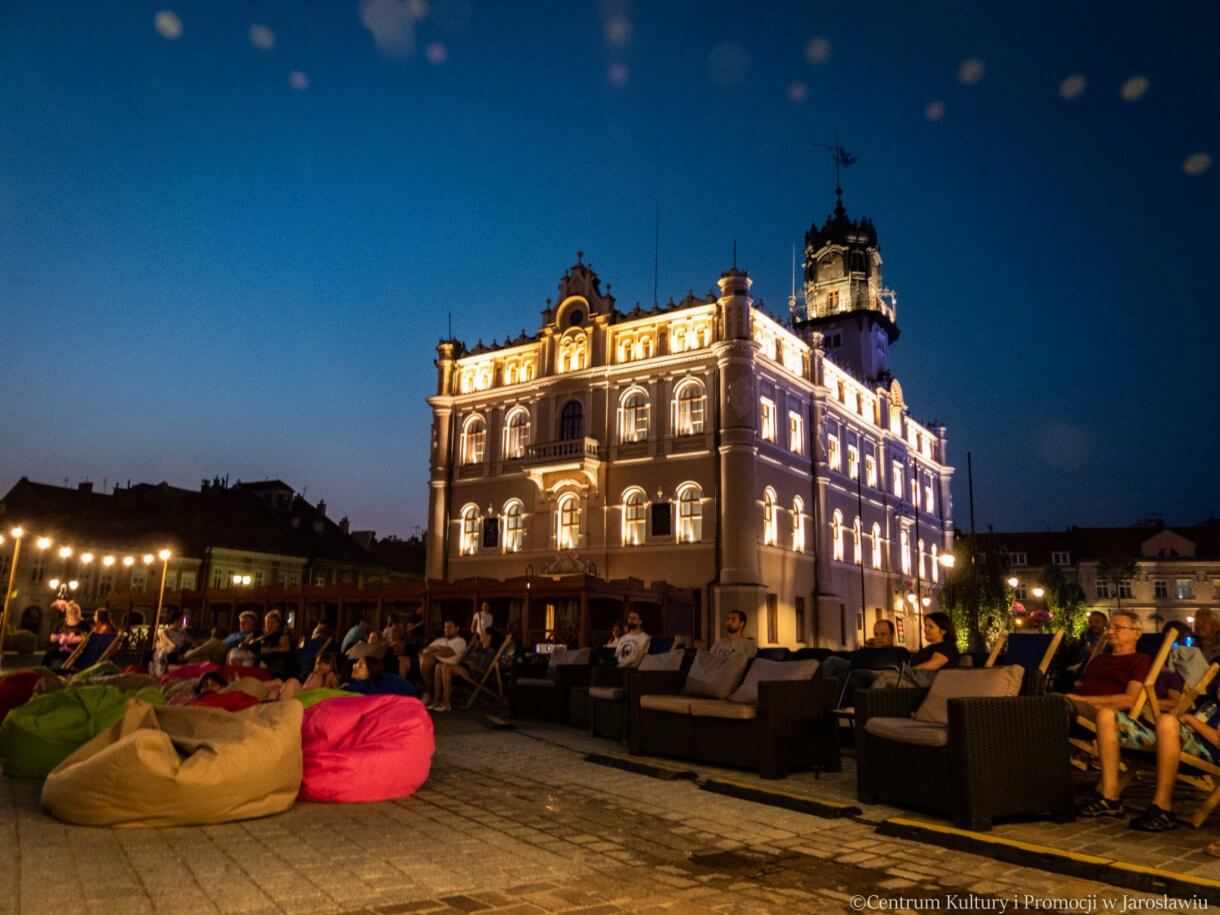 widzowie kina pod gwiazdami